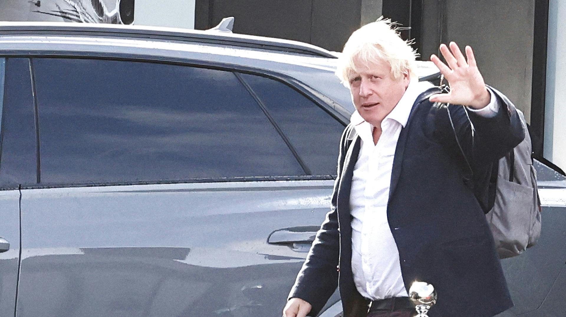 Her lander Boris Johnson i lørdags efter en solferie. Og efter at have tænkt sig om - og fundet ud af, han mangler venner - siger han nu nej tak til at stille op.