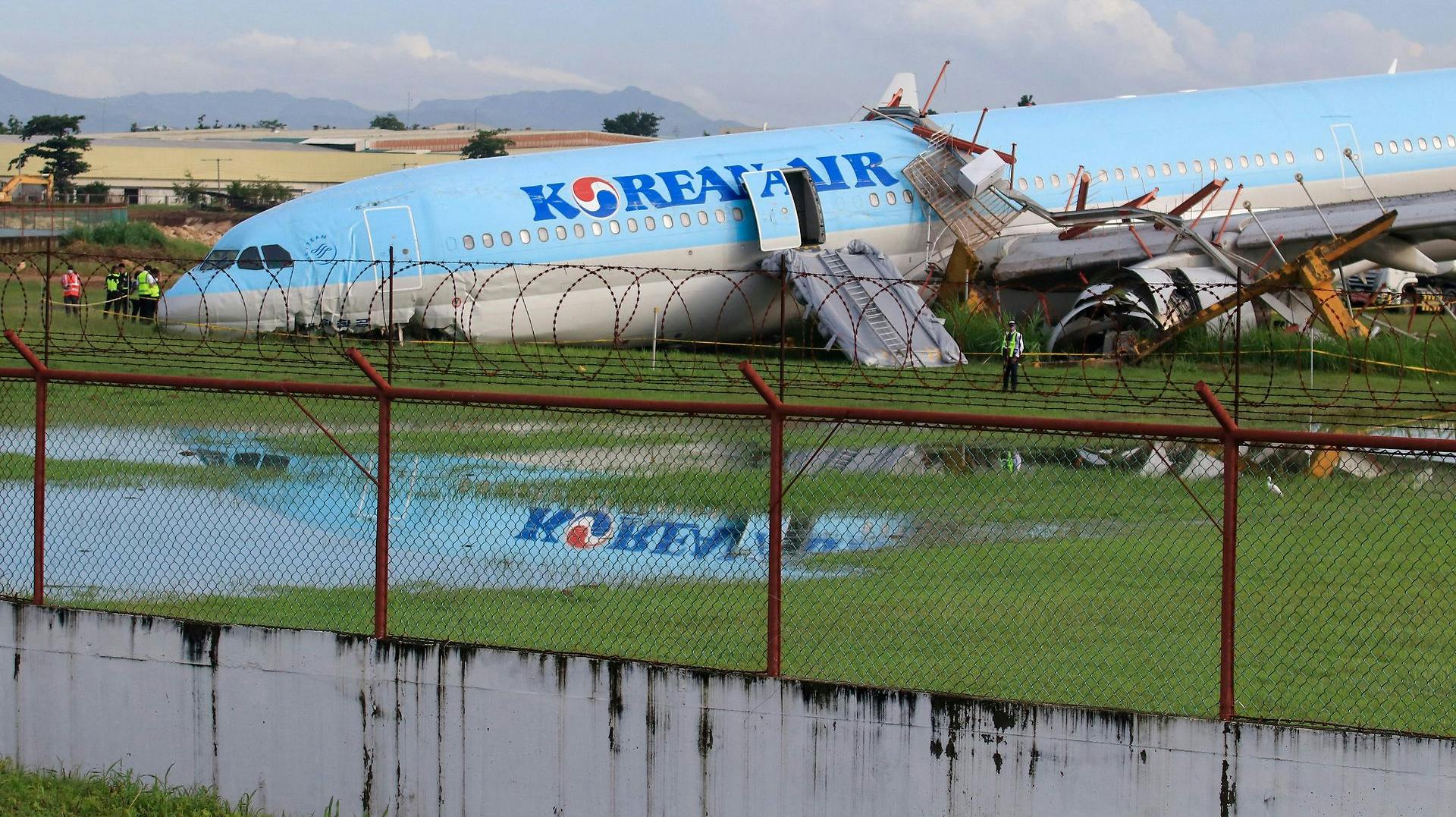Et fly fejlbedømte landingsbanen i regnvejret søndag aften. nbsp;