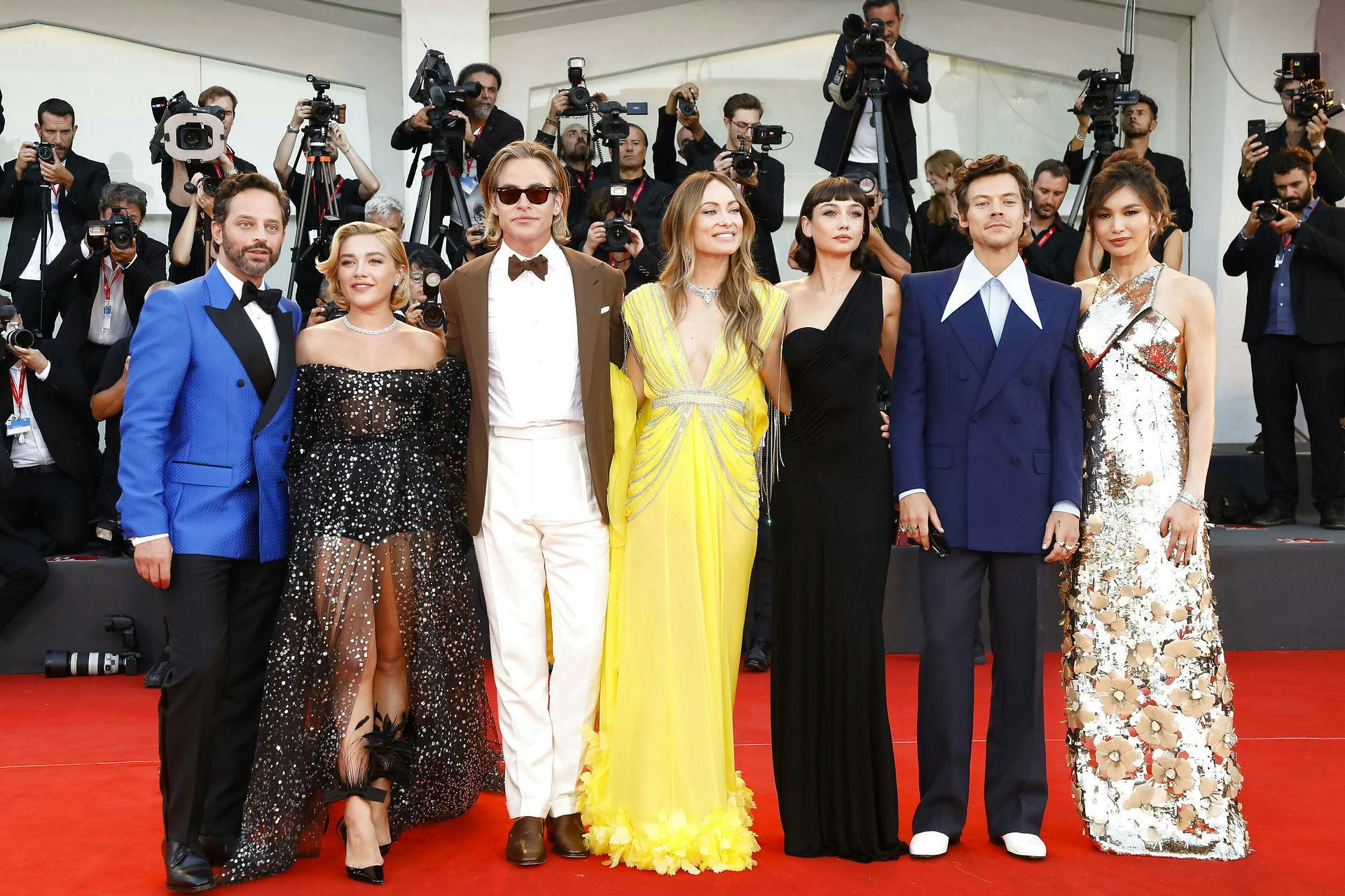 "Don't Worry Darling"-holdet fra venstre: Nick Kroll, Florence Pugh, Chris Pine, Olivia Wilde, Sydney Chandler, Harry Styles og Gemma Chan. Der skulle eftersigende have været masser af drama på filmsettet takket være Wildes romance med Harry Styles.