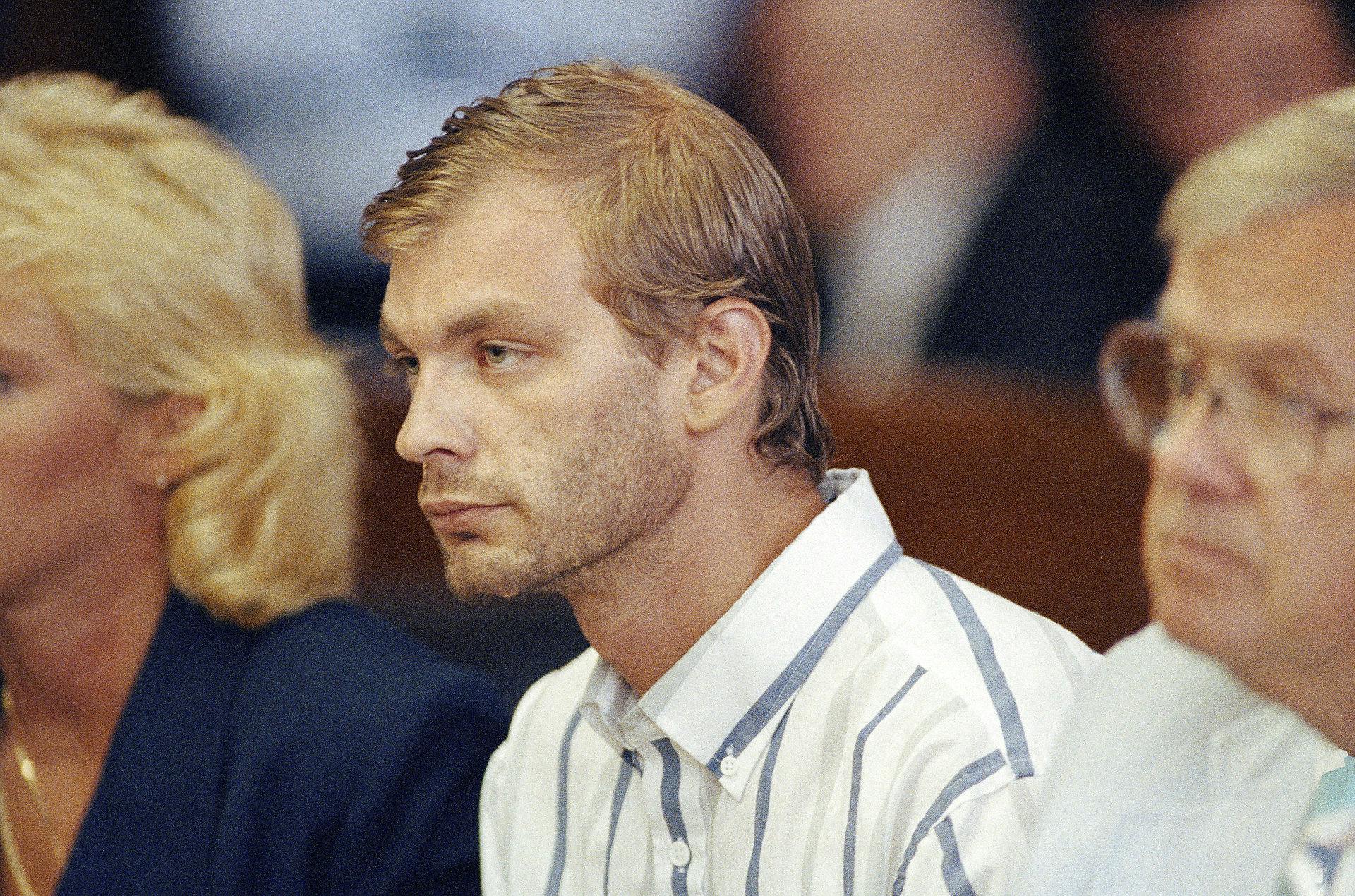 Jeffrey Dahmers far, Lionel Dahmer, overvejer at sagsøge Netflix for deres serie om morderen.

