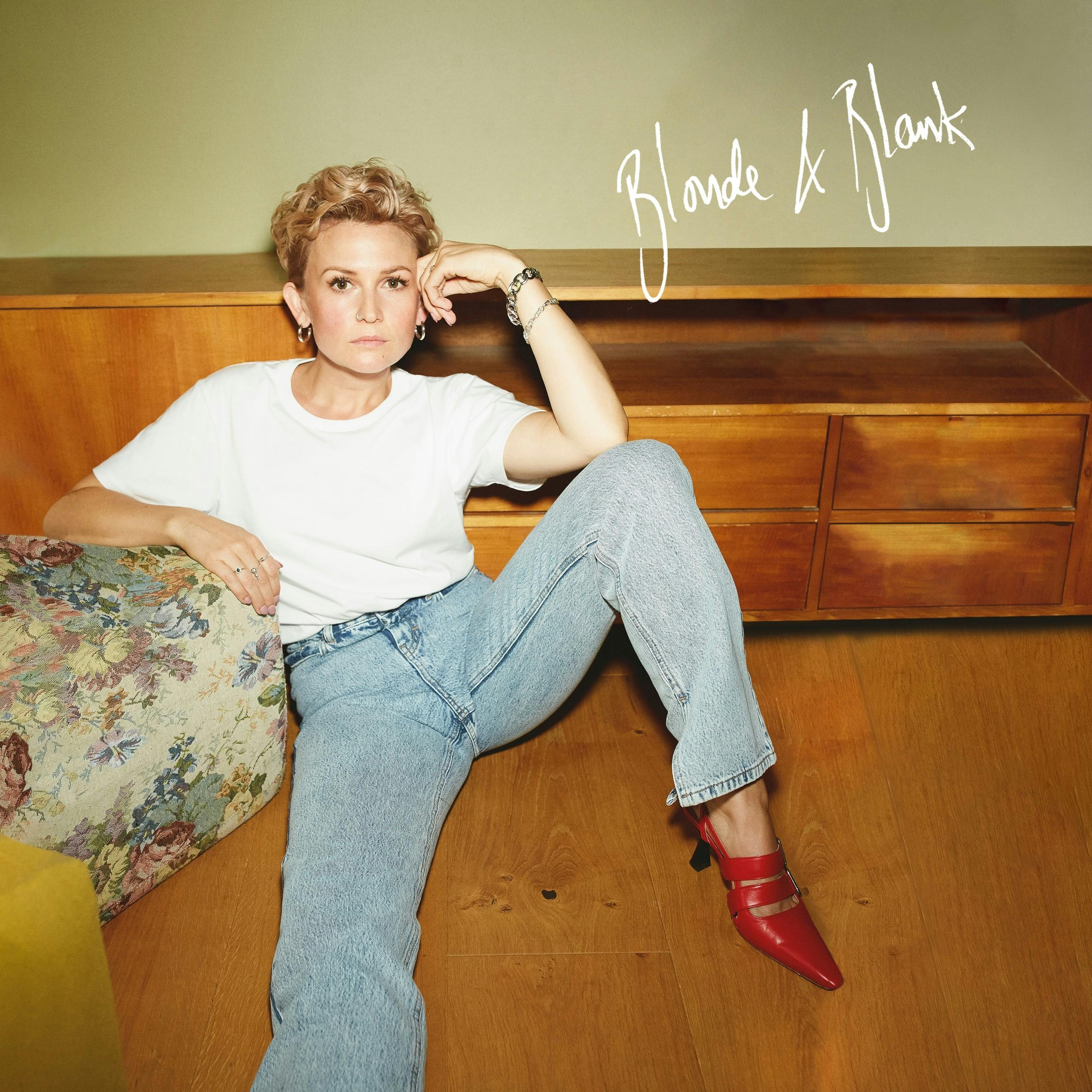 Stine Bramsen udgiver 28. oktober pladen "Blonde & Blank".