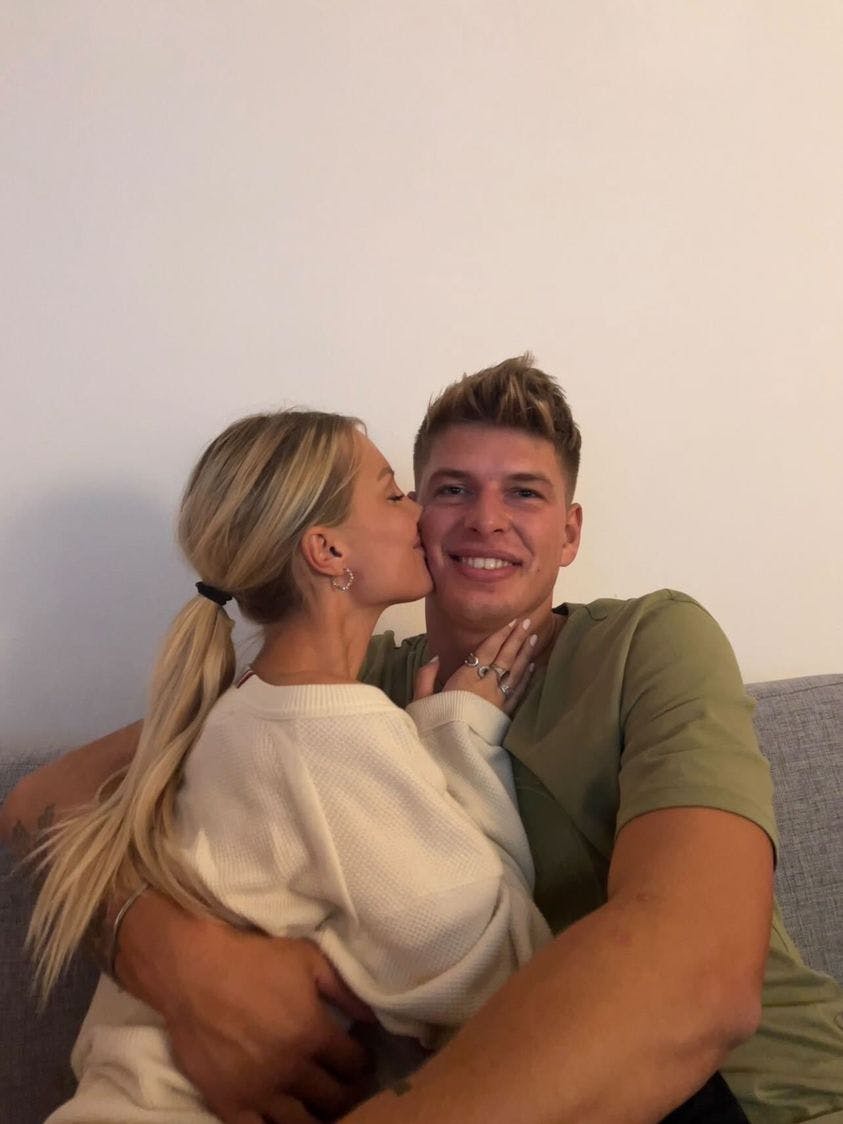 Line Maria deler gerne billeder i omfavnelse med David Jarsbo. Men selv om hun er forelsket i ham, er de ikke kærester.