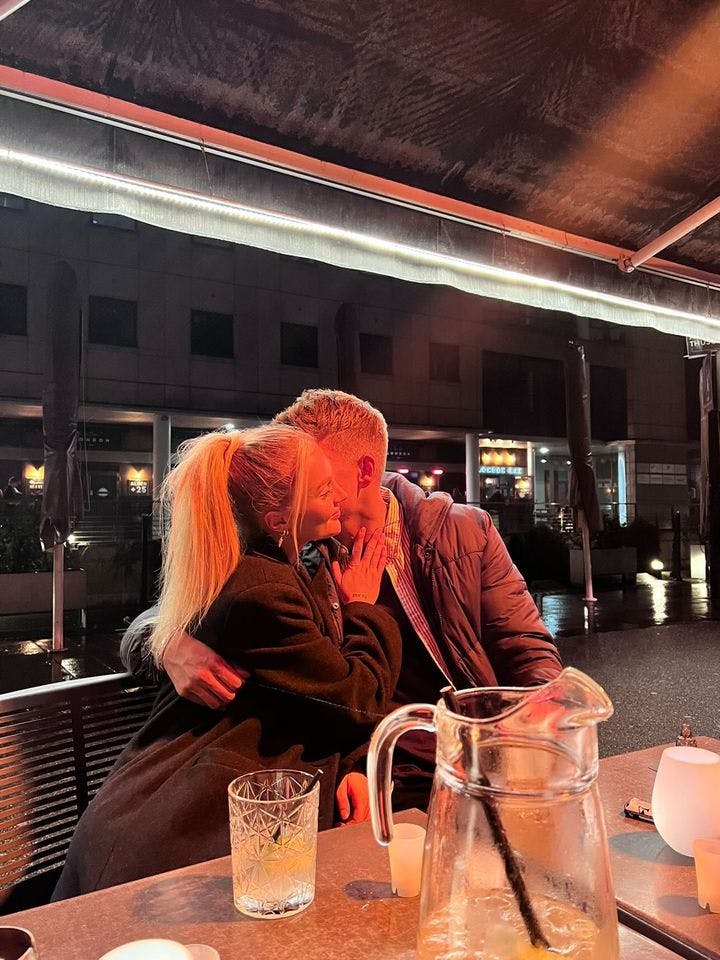 Line Maria Busk og David Jarsbo i et kærligt øjeblik på café.