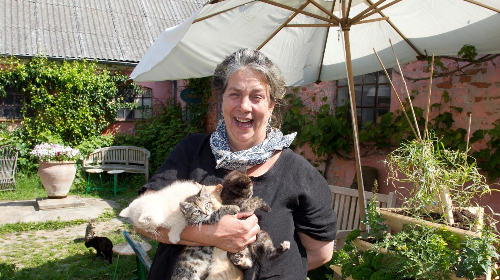 Der skal mere end en sur smiley - eller en håndfuld - til at tage det gode humør fra Camilla Plum. Mangemillionæren har da også penge nok til at betale de mange bøder.