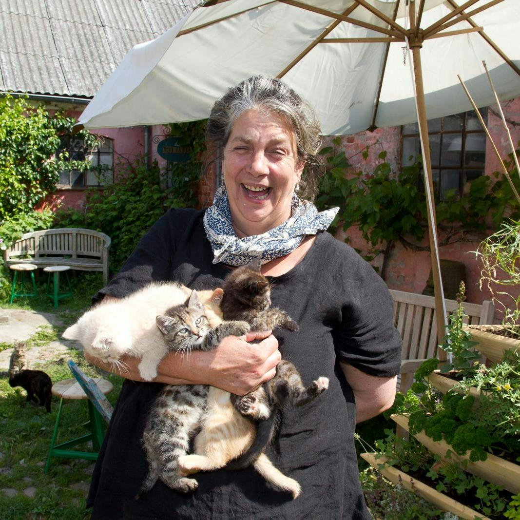 Der skal mere end en sur smiley - eller en håndfuld - til at tage det gode humør fra Camilla Plum. Mangemillionæren har da også penge nok til at betale de mange bøder.