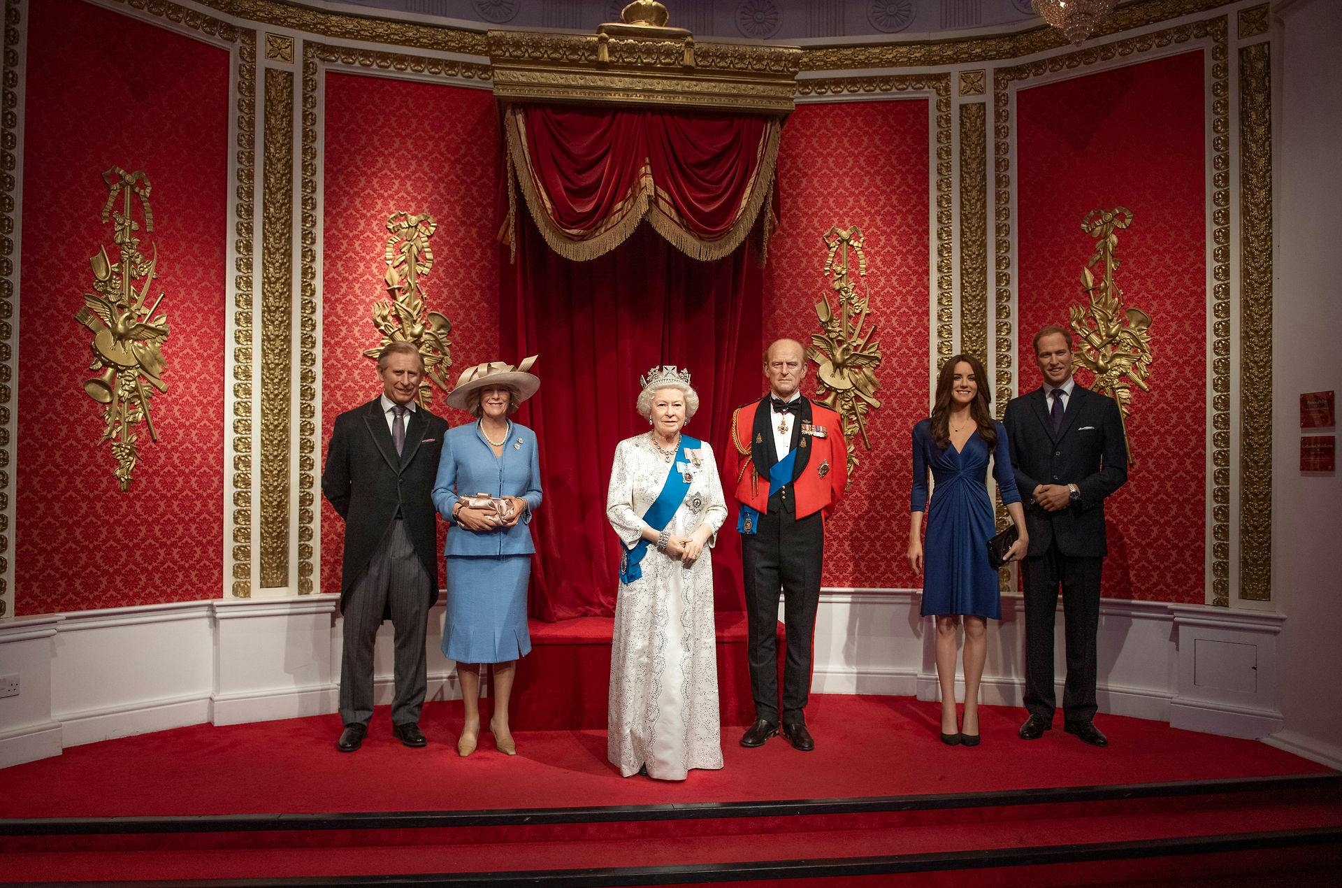 De royale voksfigurer blev ramt af chokoladekage.