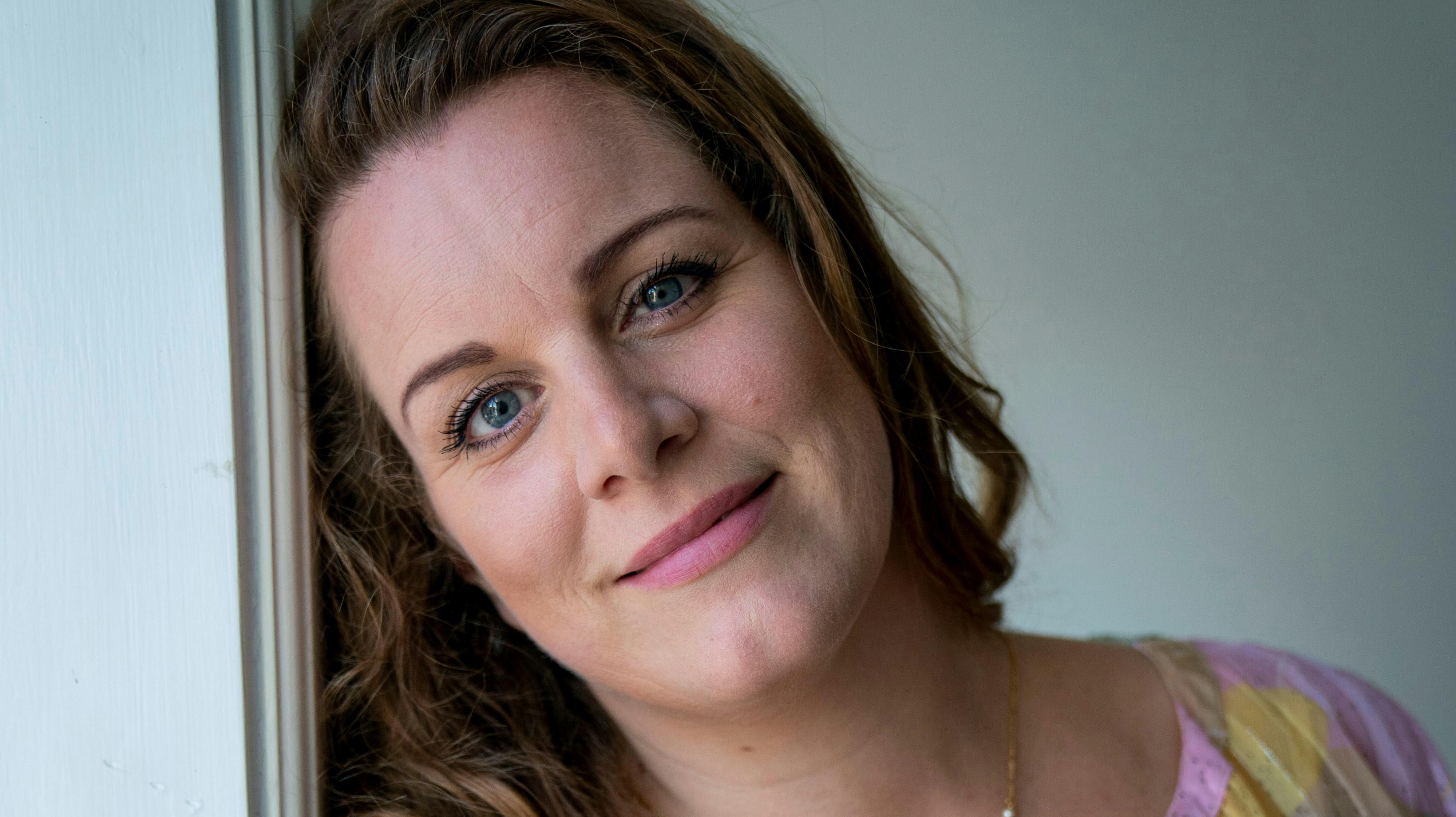 Lise Baastrup afslører, at hun er gravid for anden gang. Skuespilleren er allerede seks måneder henne, og må derfor formodes at føde omkring januar 2023.