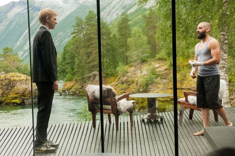 Juvet Landscape Hotel i Norge er tidligere blevet brugt i forbindelse med optagelserne til filmen "Ex Machina" med Oscar Isaac (th.) og Domhall Gleeson. Snart kan landskabshotellet opleves i fjerde sæson af "Succession". 