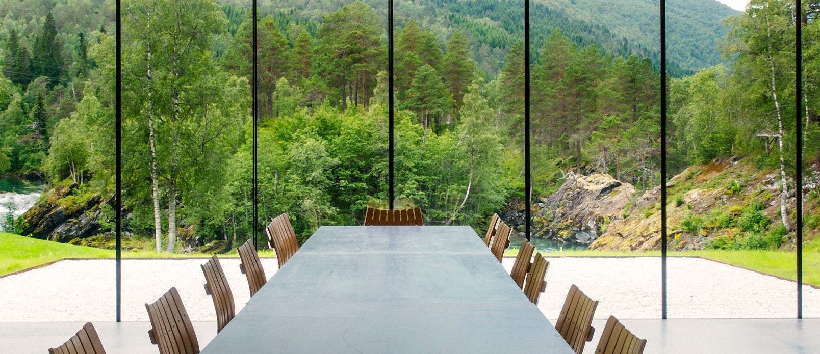 Mon familien Roy skal holde møde i Juvel Landscape Hotels vilde konferencerum?