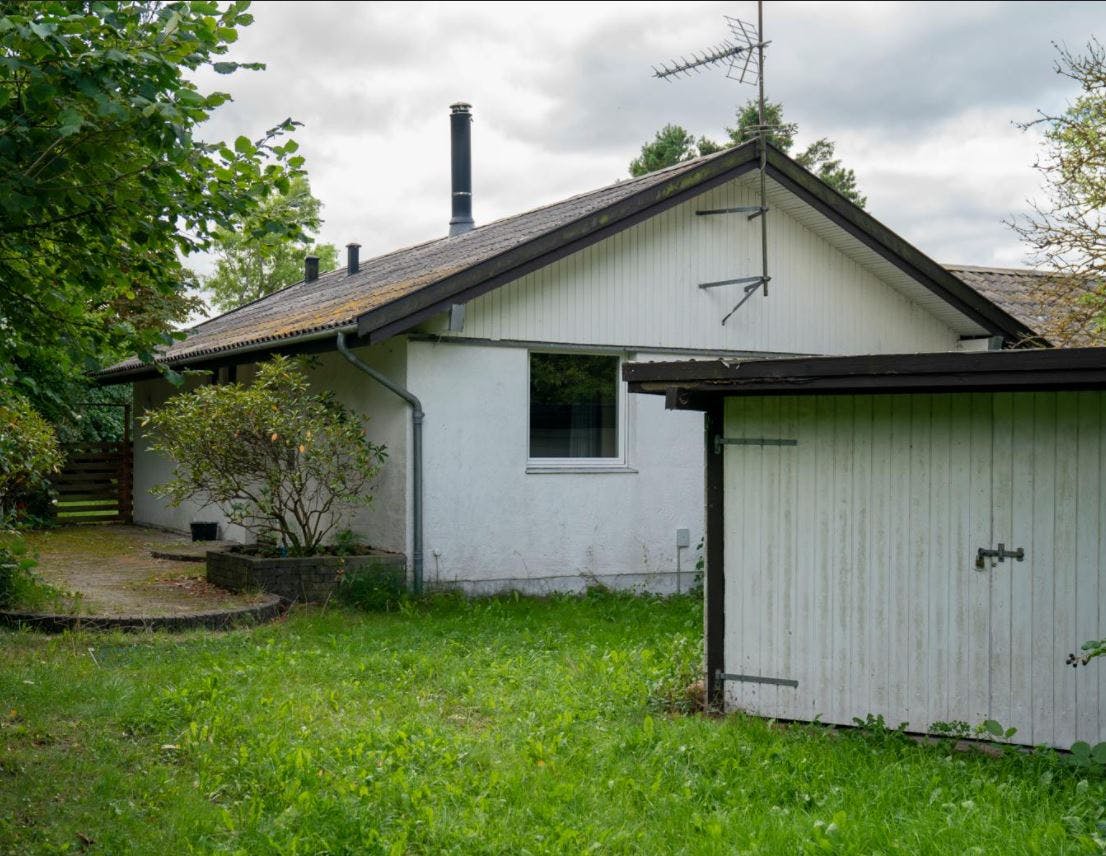 Eks-modellens sommerhus ligger på en 1.420 kvm. stor grund. En stor del af grunden er dog indkørsel.