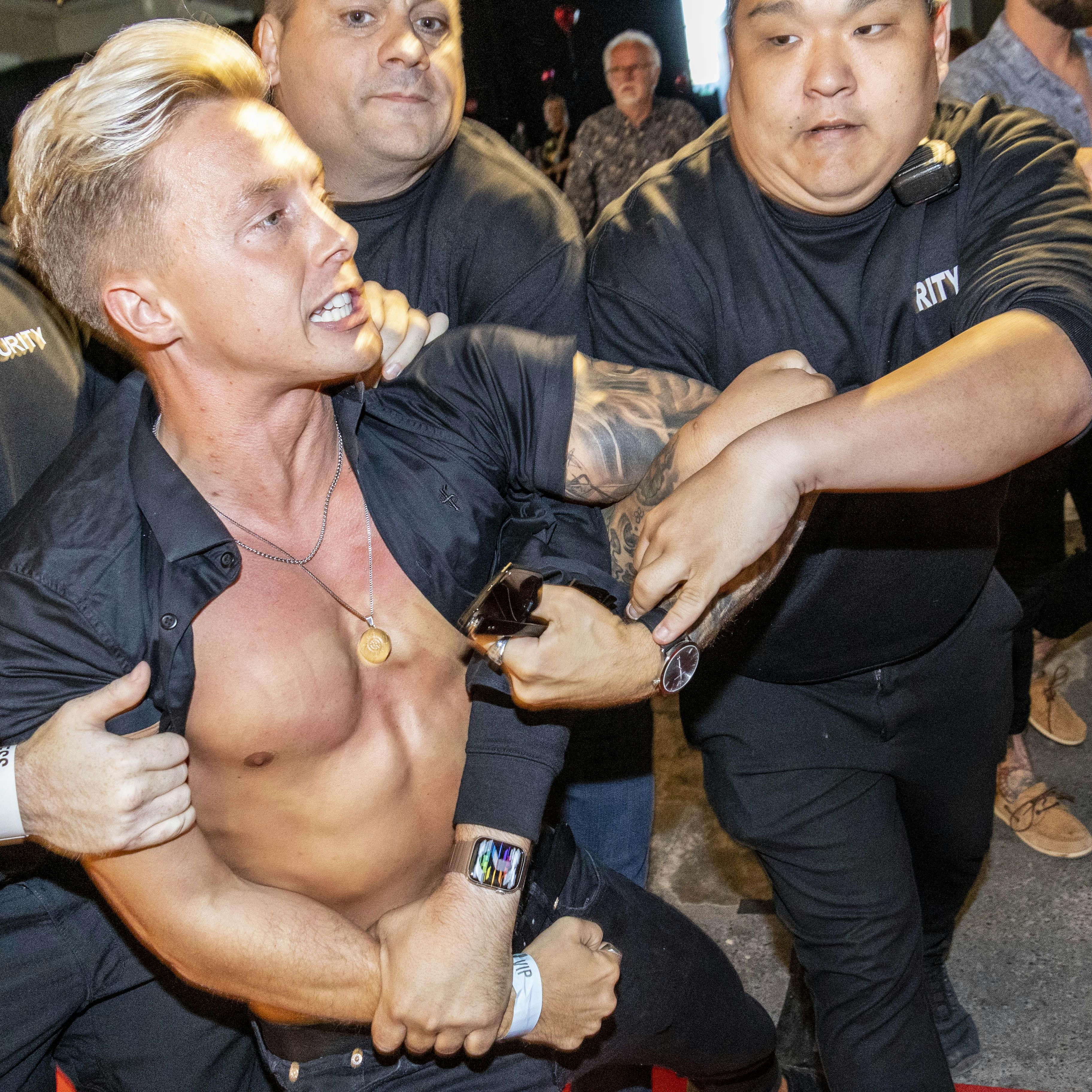 Teitur Skoubo har i denne uge kæmpet sin kamp for at blive frifundet for voldtægt i Landsretten - her kæmper han med dørmænd under Reality Awards sidste år.