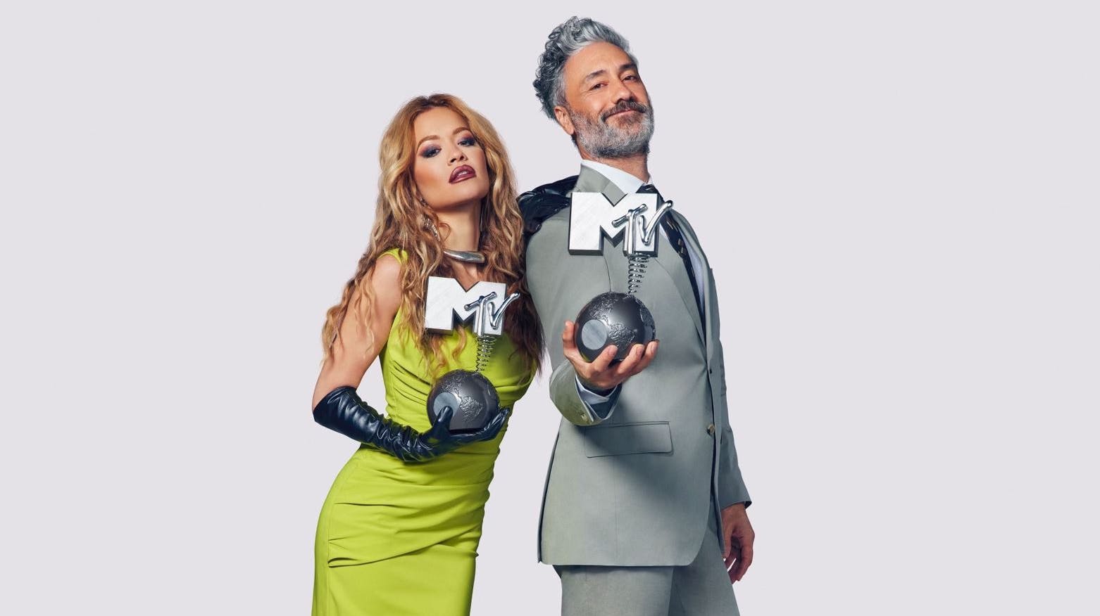 Rita Ora (tv.) og Taika Waititi bliver værter for årets MTV European Music Awards. 