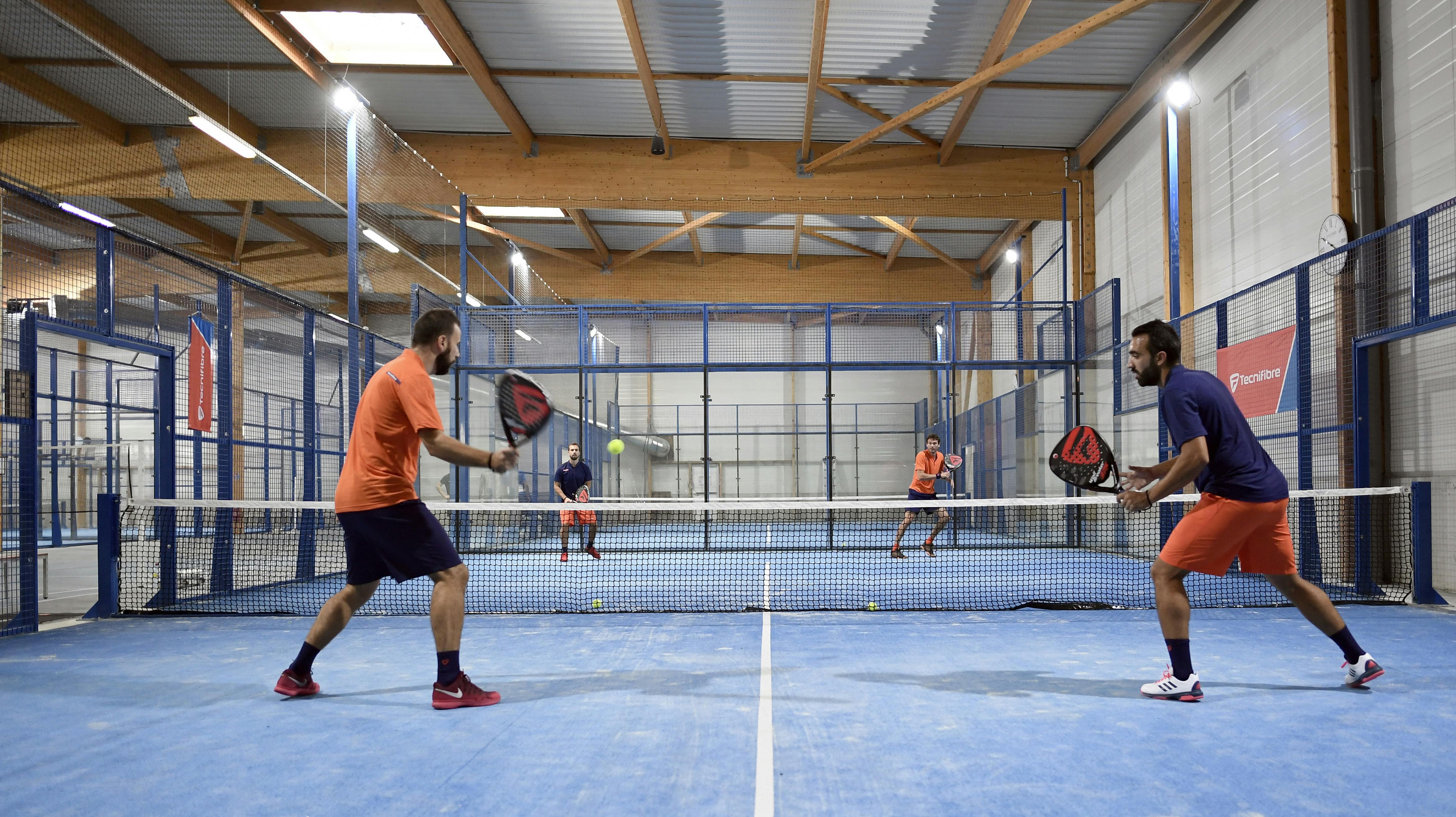 De fleste padelbaner er netop omgivet af glasvægge. Her ses et arkivfoto, og altså ikke den pågældende bane i Lisbjerg 