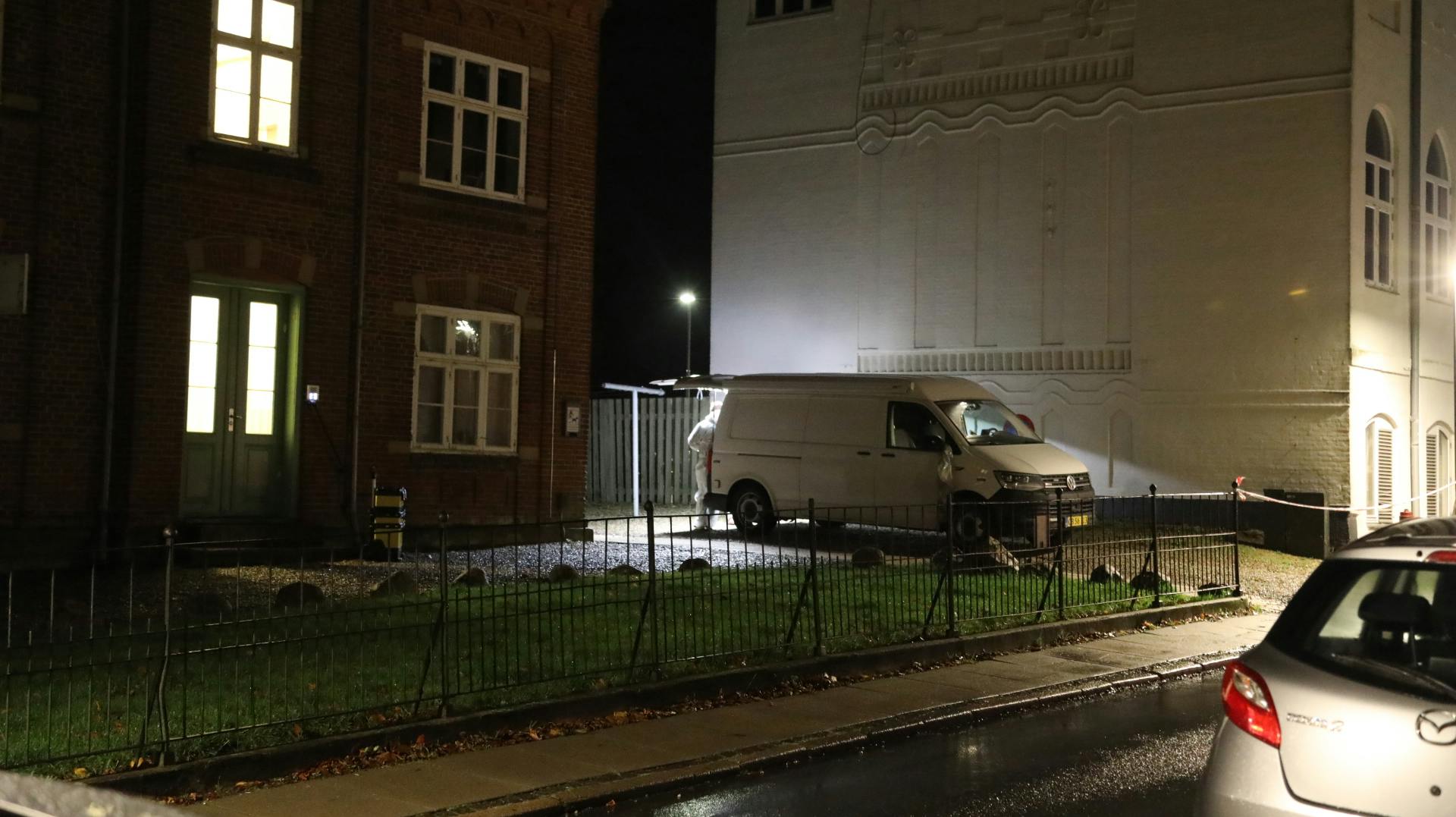Politiet arbejdede hele tirsdag eftermiddag og aften på adressen i Svendborg