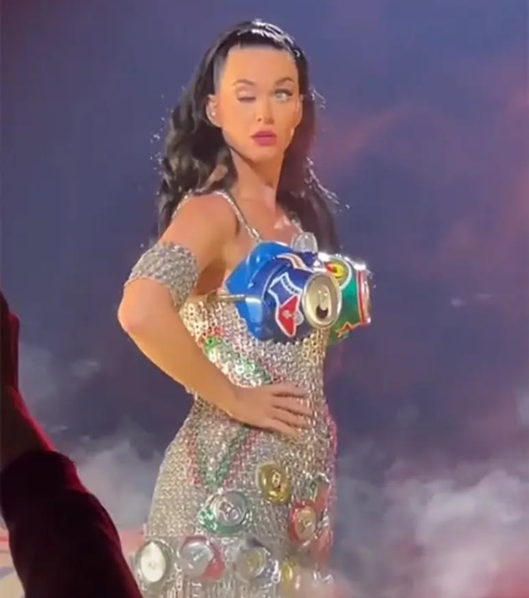 Katy Perry havde mekaniske problemer med højre øje, da hun forleden optrådte i Las Vegas.

