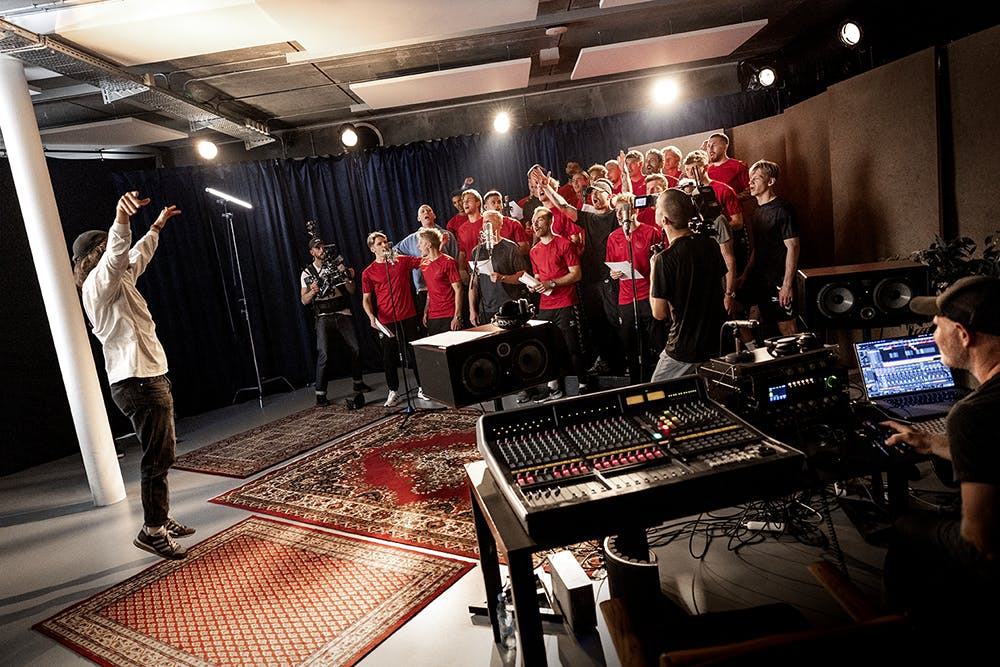 Sammen med Jarl Friis-Mikkelsen, Burhan G, Ankerstjerne, Nicolai Seebach og The Supernature står landsholdet "Skulder ved skulder" 