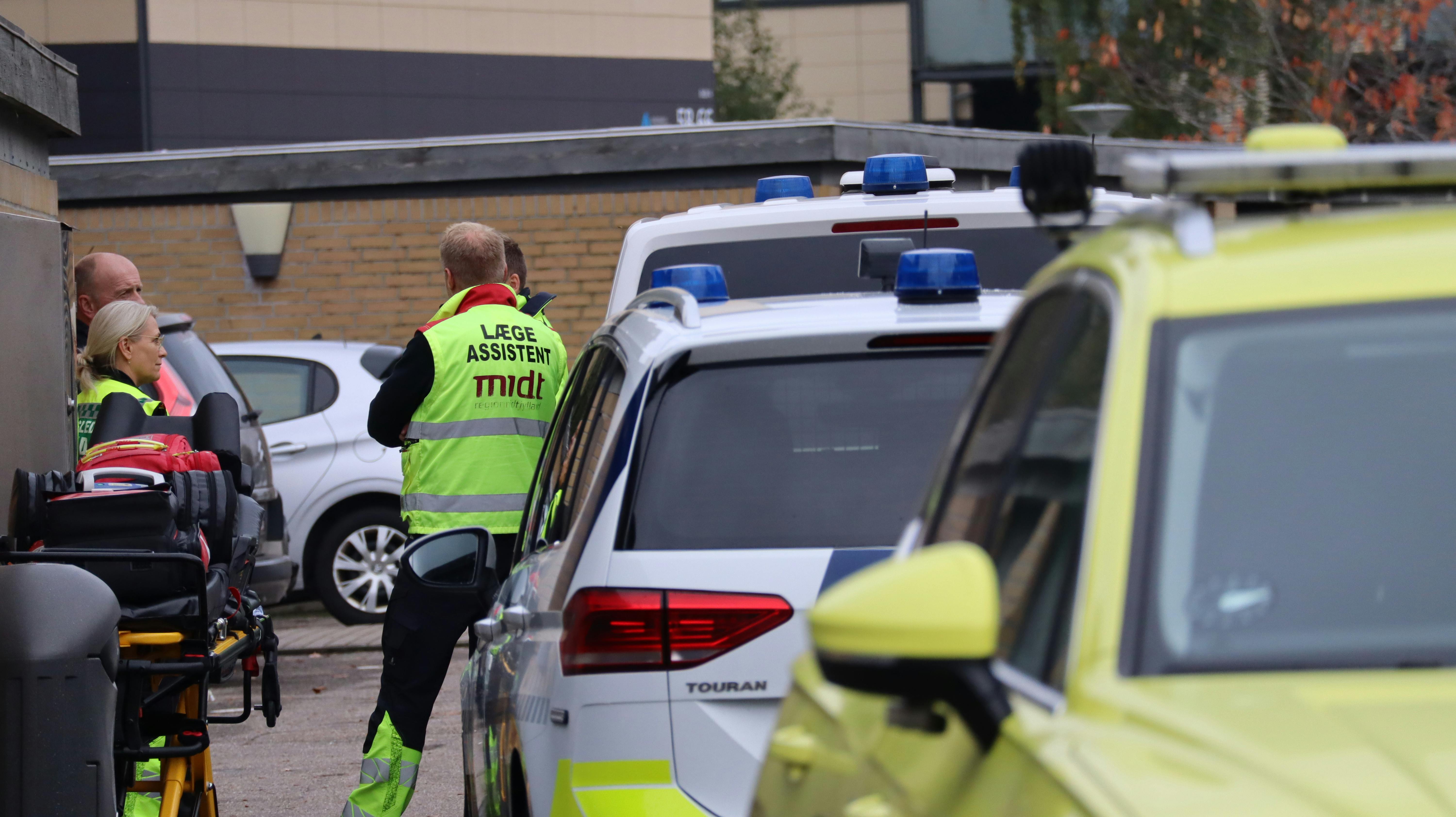 Billeder fra stedet viser, at der også er lægebiler til stede.
