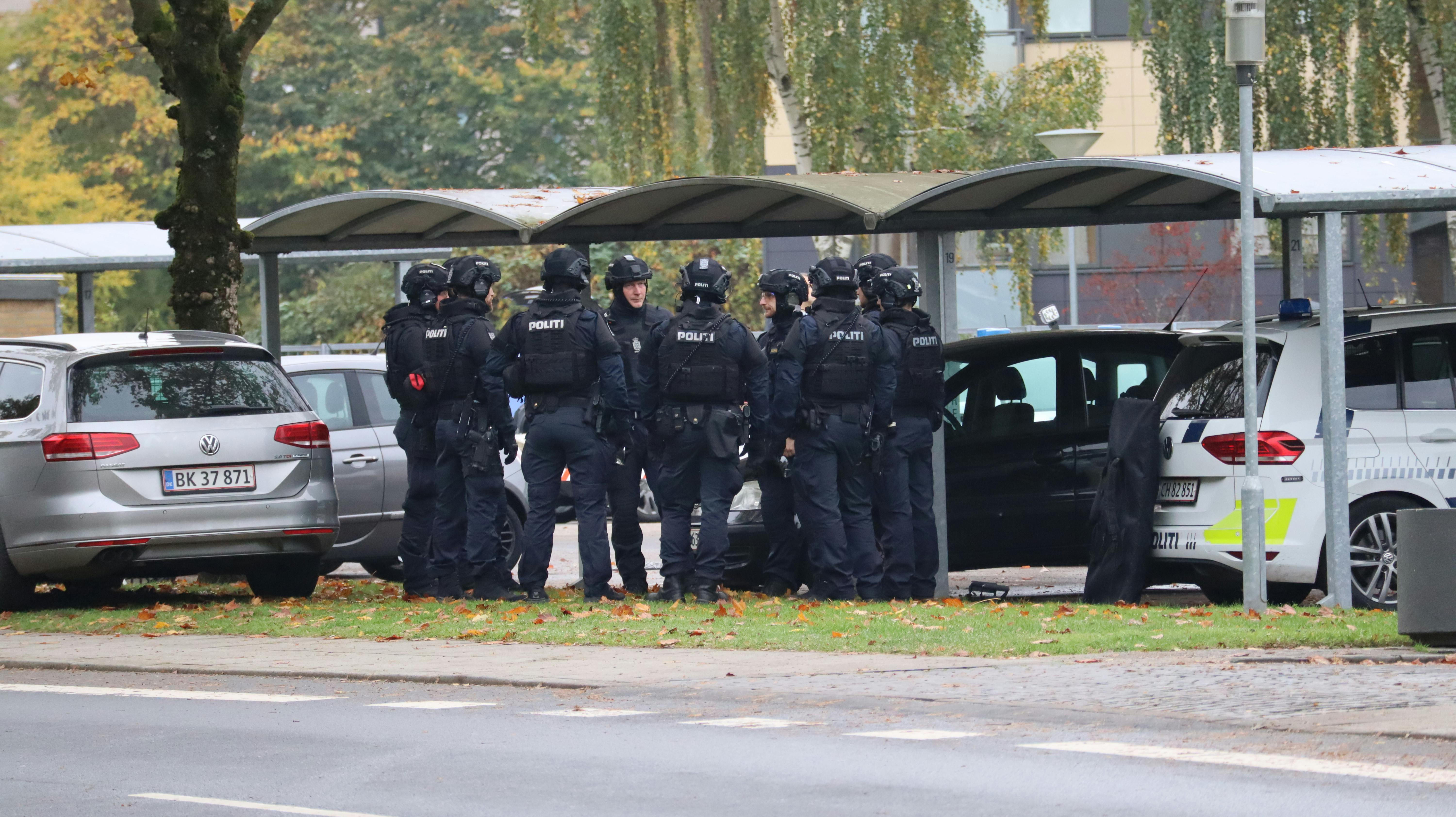 Politiet er talstærkt til stede i Silkeborg for at anholde en person.