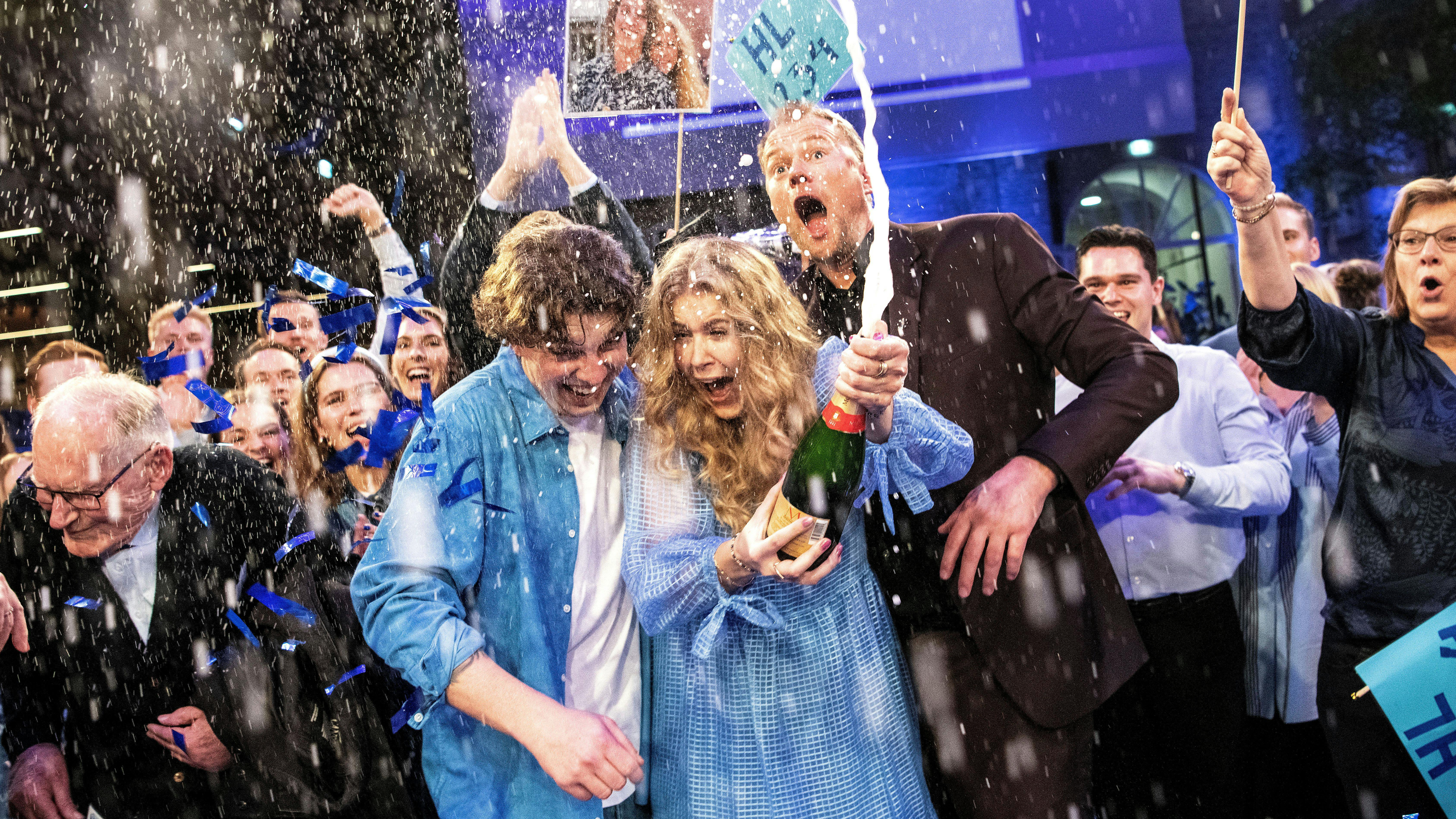 Sejren skal fejres med blå øl... og champagne.
