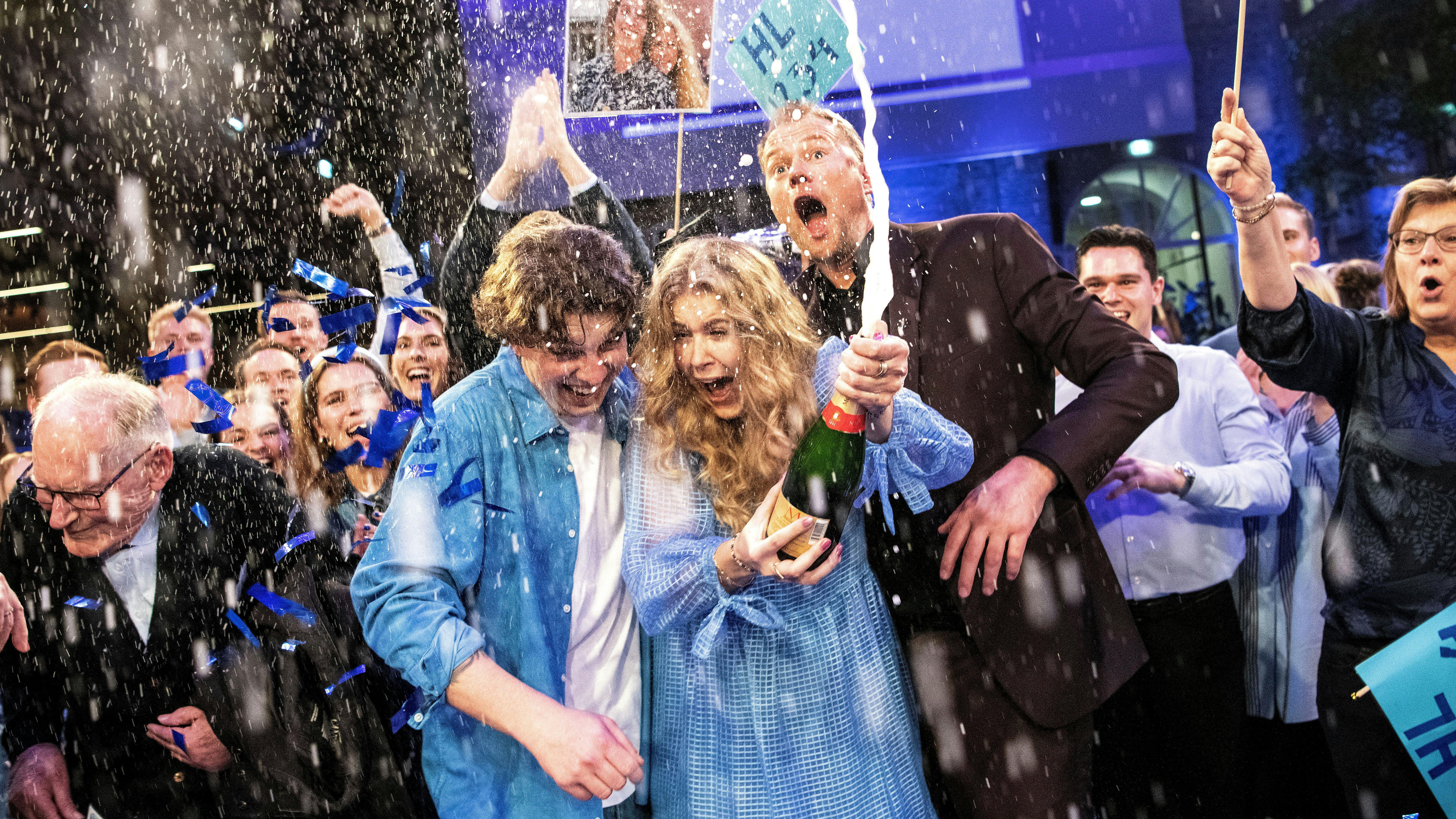 Sejren skal fejres med blå øl... og champagne.