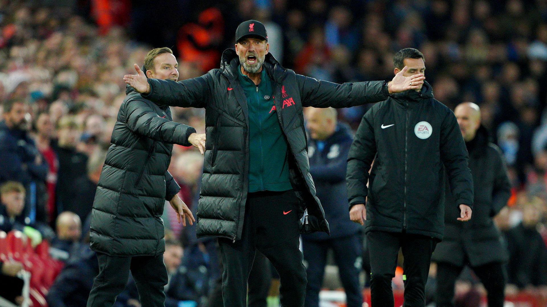 Liverpool træner, Jürgen Klopp, lærer nu på den kontante måde, at det koster dyrt ikke at opføre sig ordentligt på banen.
