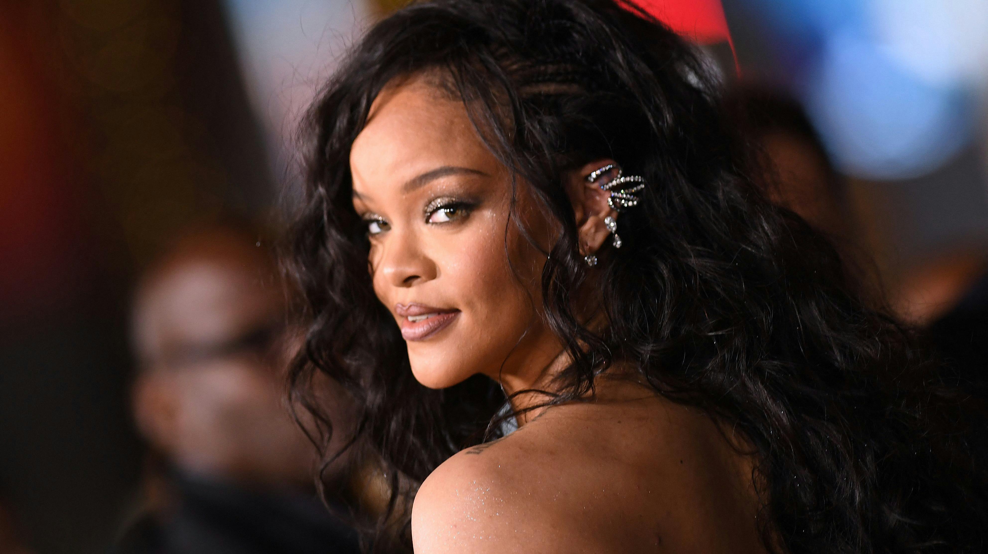 Sangerinden Rihanna var også med til Marvel-premieren på "Black Panther: Wakanda Forever" ved Dolby Theatre i Hollywood onsdag. Her blev fans sikre i deres formodninger og forhåbninger: Rihanna er endelig tilbage. 