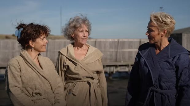 Tv-værterne Lene Beier og Petra Nagel forsøger med Birthe Neumann at knække cancer.