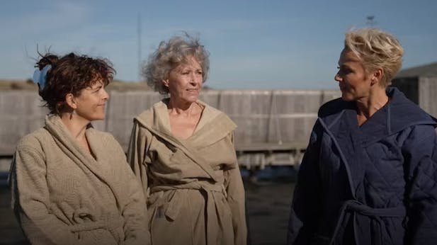 Tv-værterne Lene Beier og Petra Nagel forsøger med Birthe Neumann at knække cancer.