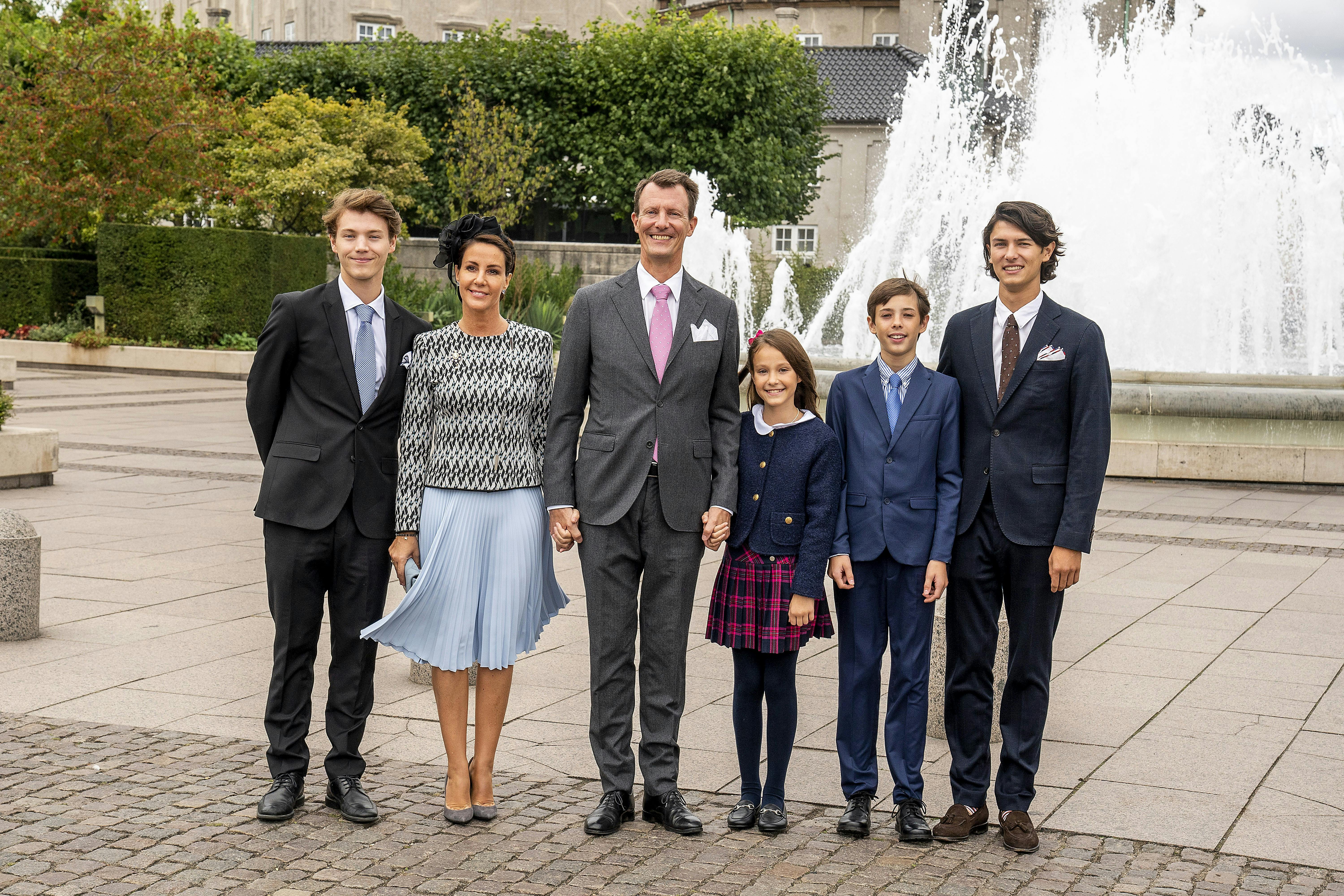 Fra den 1. januar vil Joachims fire børns titler som prinser og prinsesse bortfalde, og i stedet vil de bære titlerne grever og komtesse.&nbsp;
