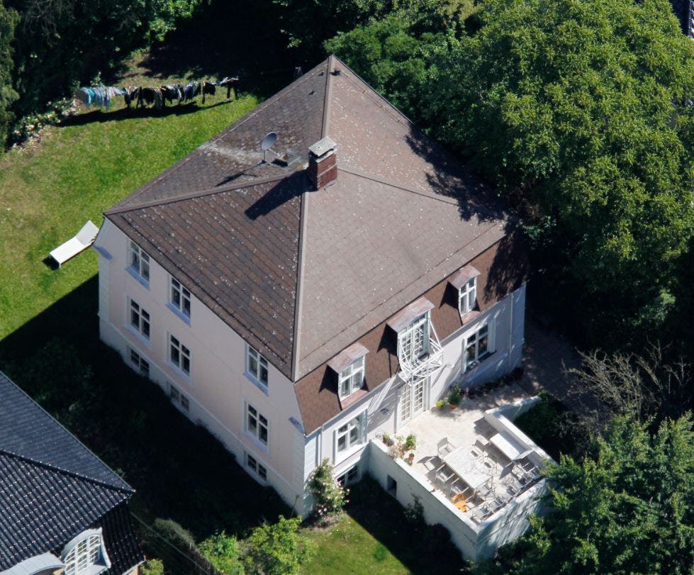 Susanne Biers villa ligger i Københavns kommune. Lige på grænsen til Gentofte kommune.