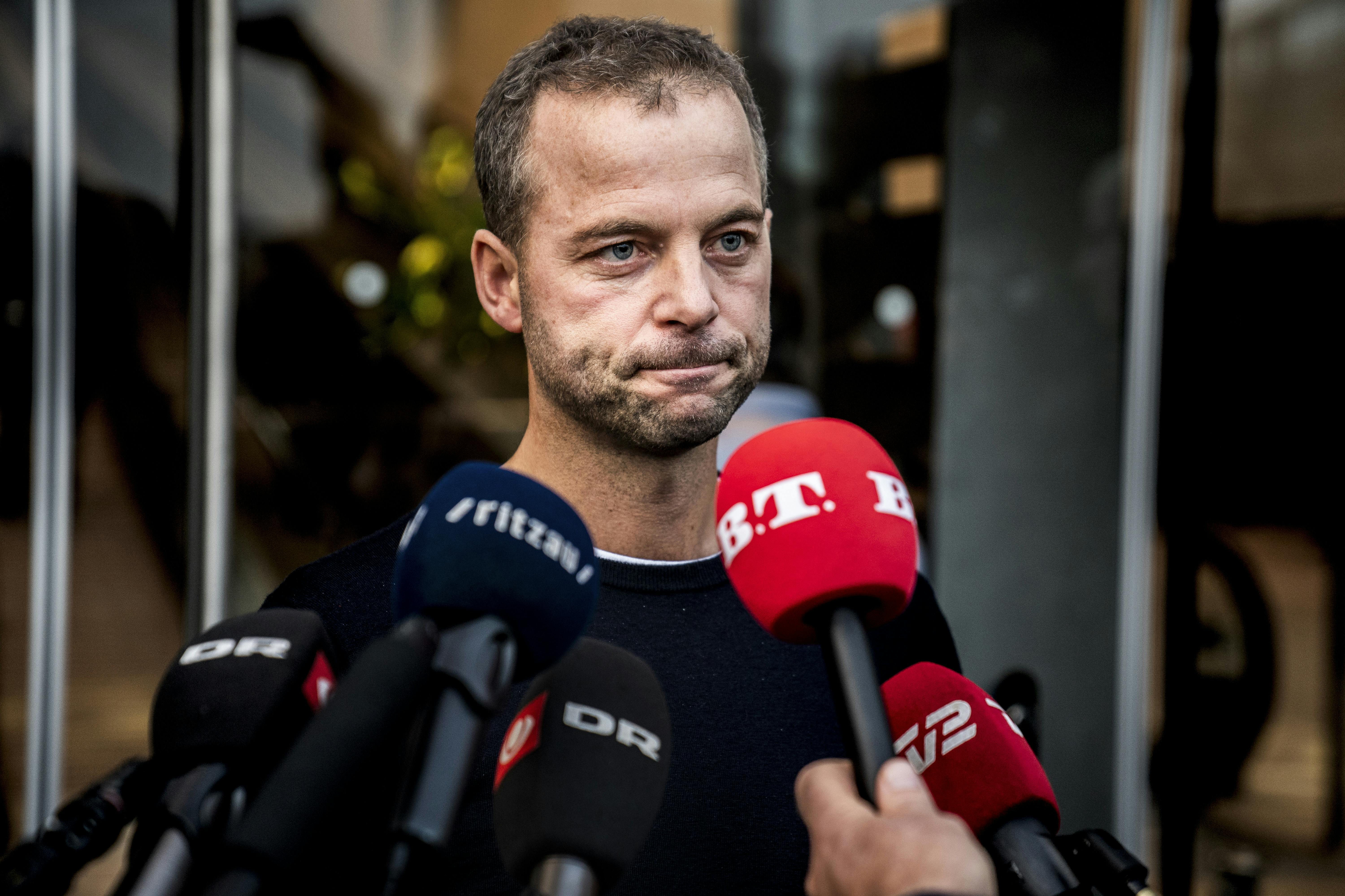 Efter et akut gruppemøde i De Radikale, trak Morten Østergaard sig som formand. 