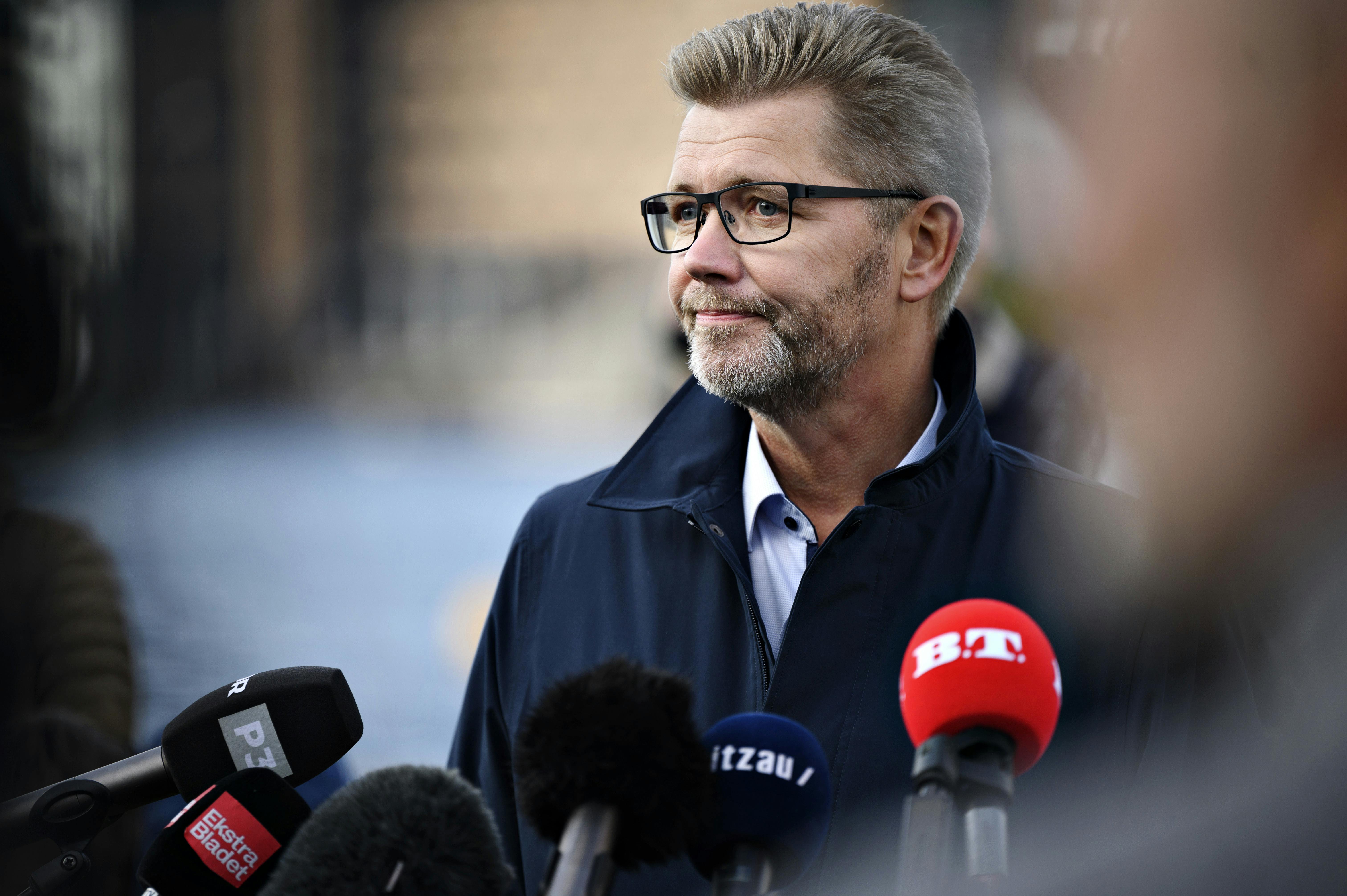 Til et mildest talt absurd pressemøde på Islands Brygge, trak overborgmesteren "Slikkefrank" sig tilbage.