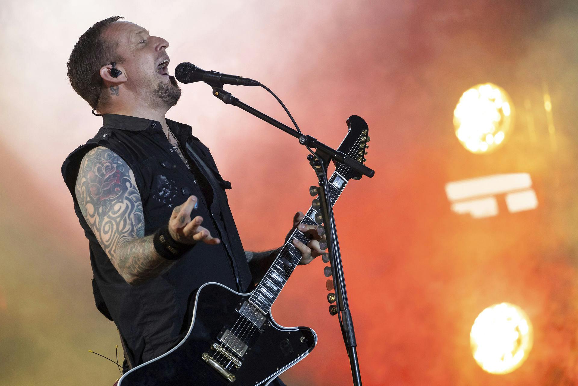 Volbeats Michael Poulsen skiller sig ud med sin stemme. Men det gør han dælme også med sit før-koncertritual!