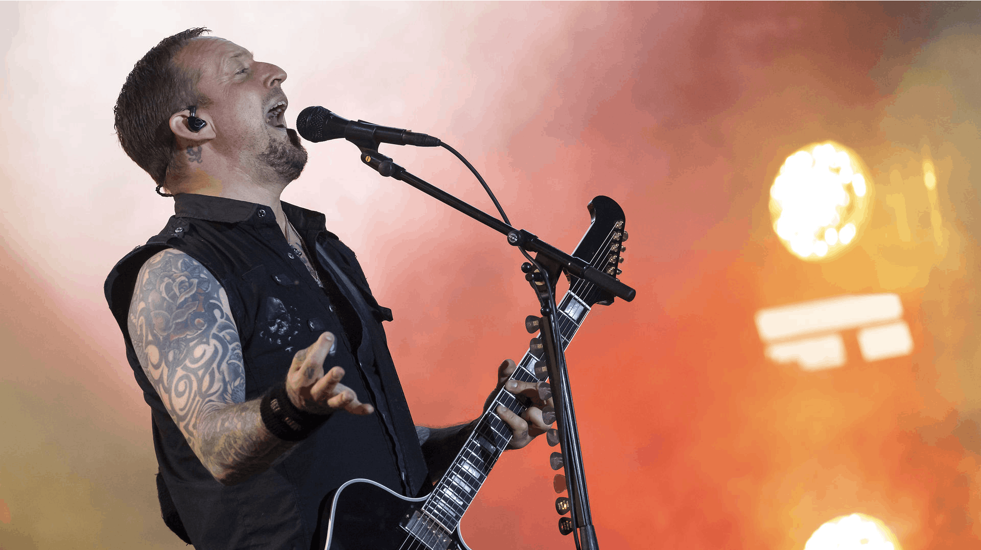 Volbeats Michael Poulsen skiller sig ud med sin stemme. Men det gør han dælme også med sit før-koncertritual!