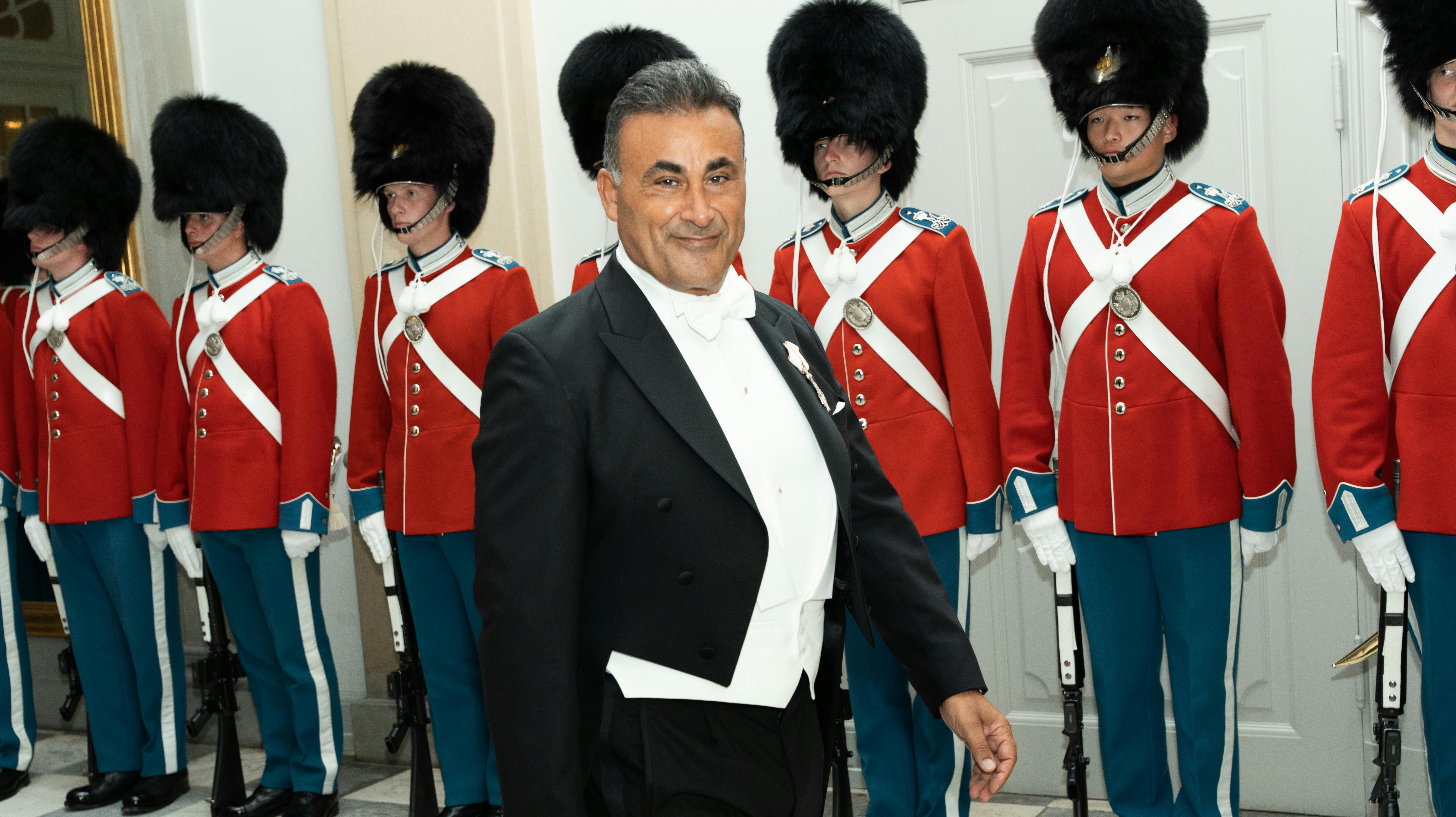 Selv om Naser Khader var med til fejringen af dronningens regeringsjubilæum i år, måtte han forlade sit eget parti, da anklagerne om seksuelle krænkelser kom rullende ind. nbsp;