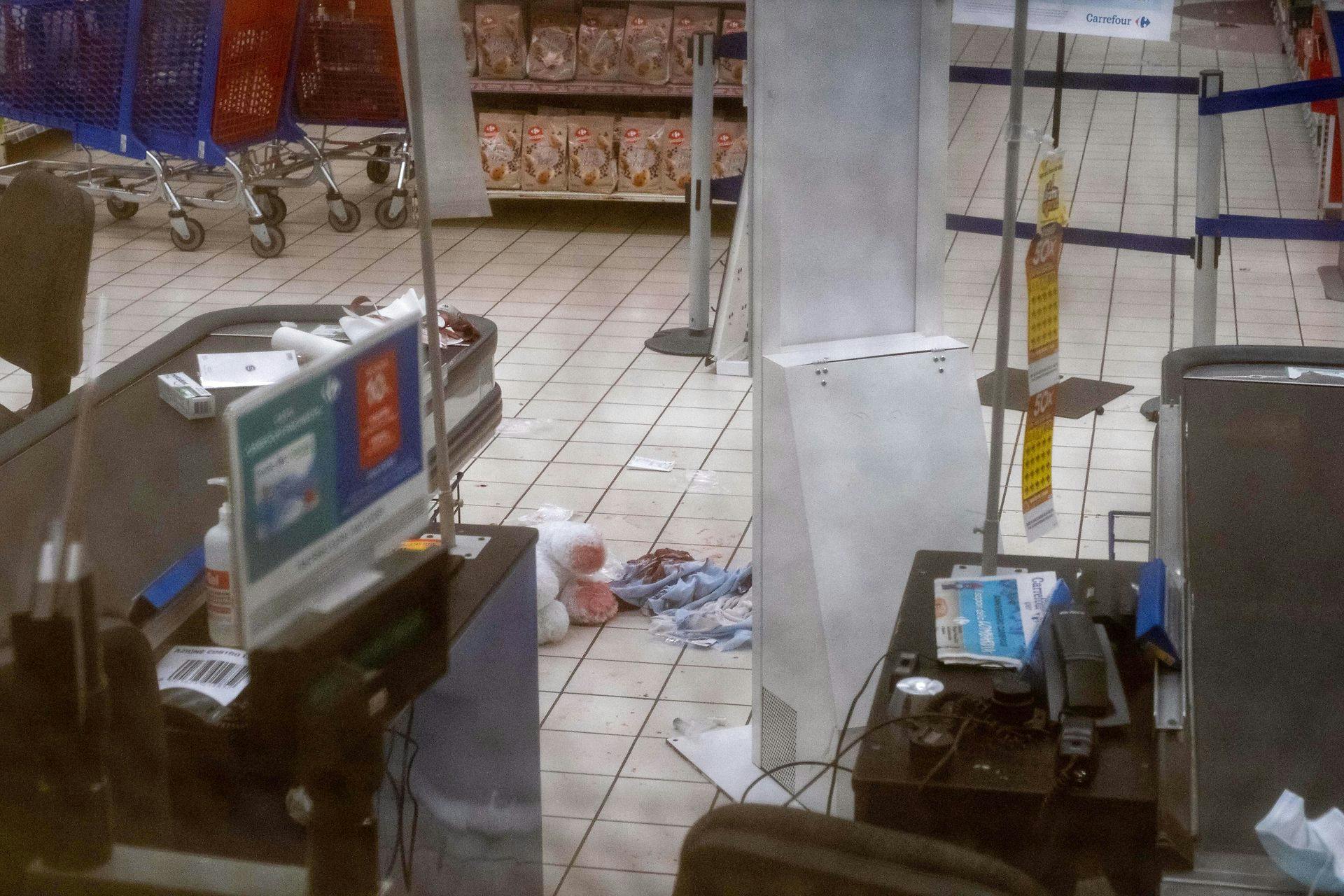 En gerningsmand stak fem mennesker inde i et indkøbscenter i Assago - deriblandt den italienske fodboldspiller Pablo Mari. 