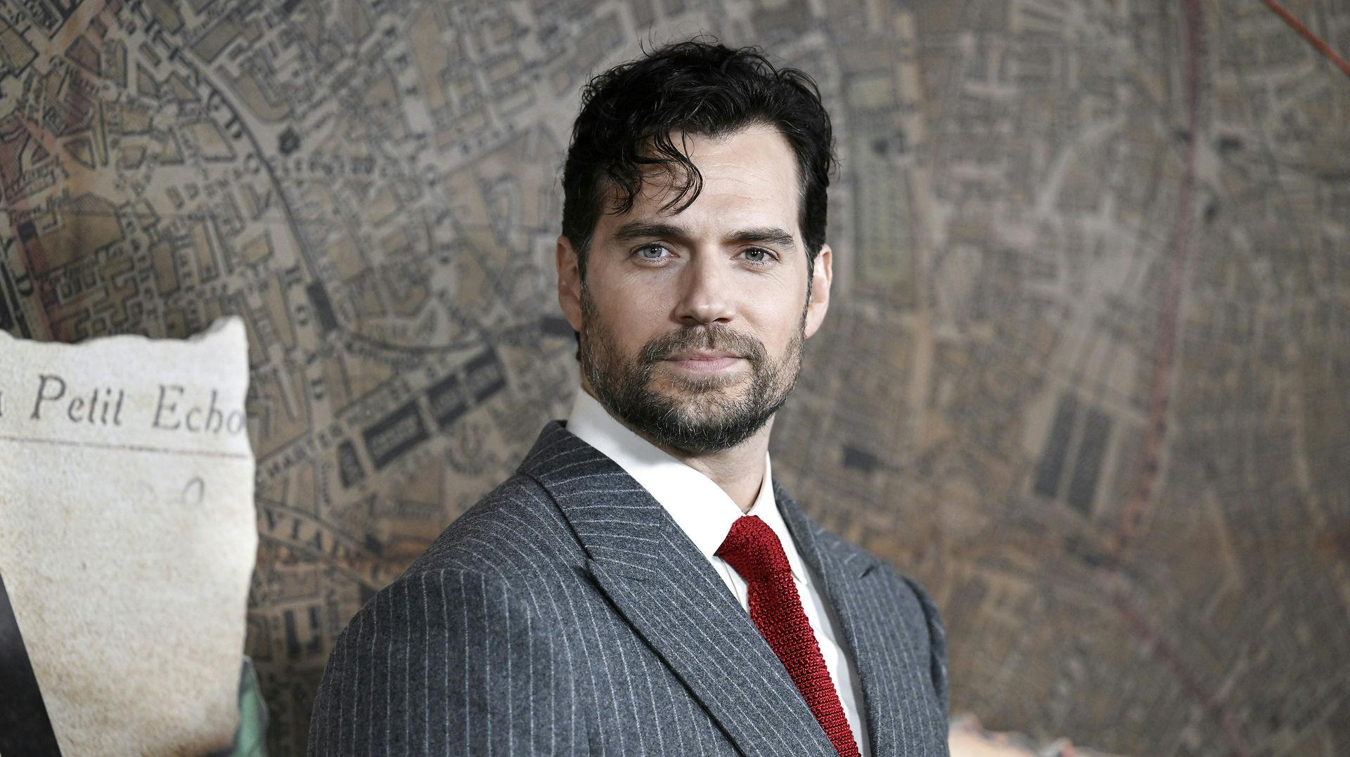 Superman- og Sherlock Holmes-skuespilleren Henry Cavill må ellers være en eftertragtet herre.