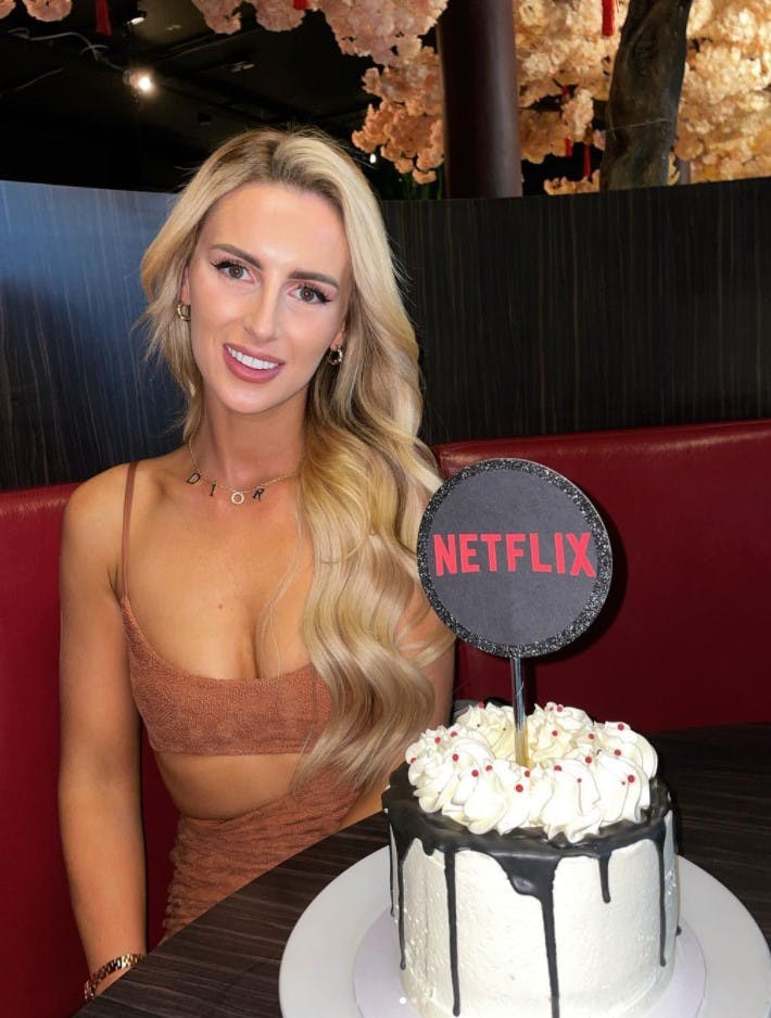 Den Netflix-aktuelle Michaella McCollum fejrer her visningen af dokumentaren med en stor kage.
