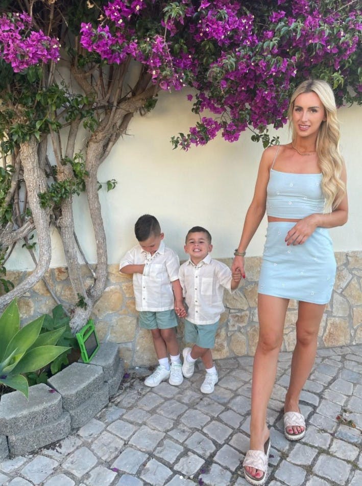 Michaella McCollum i selskab med sine to drenge Rafael og Rio.