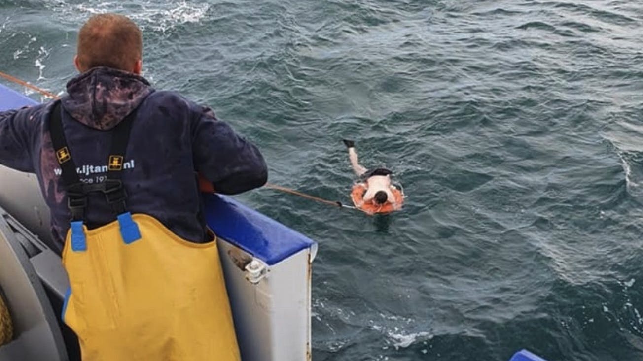 Det er uvist, hvor mange dage manden tilbragte på havet. Men da han blev reddet, var han i kritisk tilstand. 