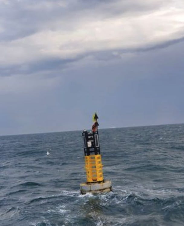 Den 28-årige mand klamrede sig til denne bøje - og reddede dermed sit liv. Det vides ikke, hvor mange dage han hang i bøjen. 