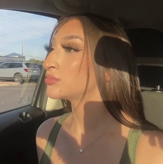 Mange mener, at Tess' næse er for stor til hendes ansigt. Hun er dog fløjtende ligeglad.