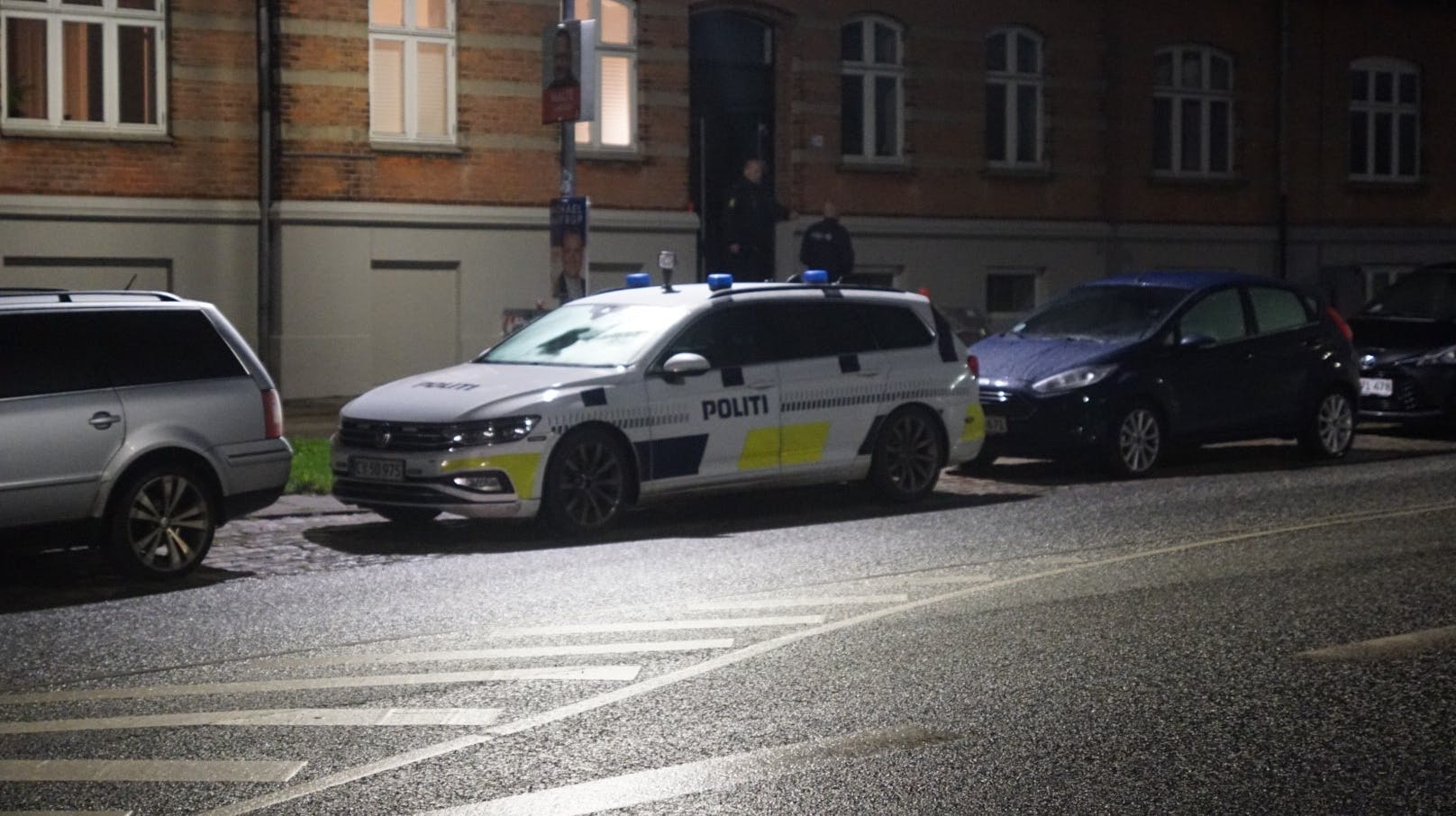En 35-årig kvinde er i kritisk tilstand efter at være blevet knivstukket natten til fredag. En 43-årig mand er anholdt i sagen.