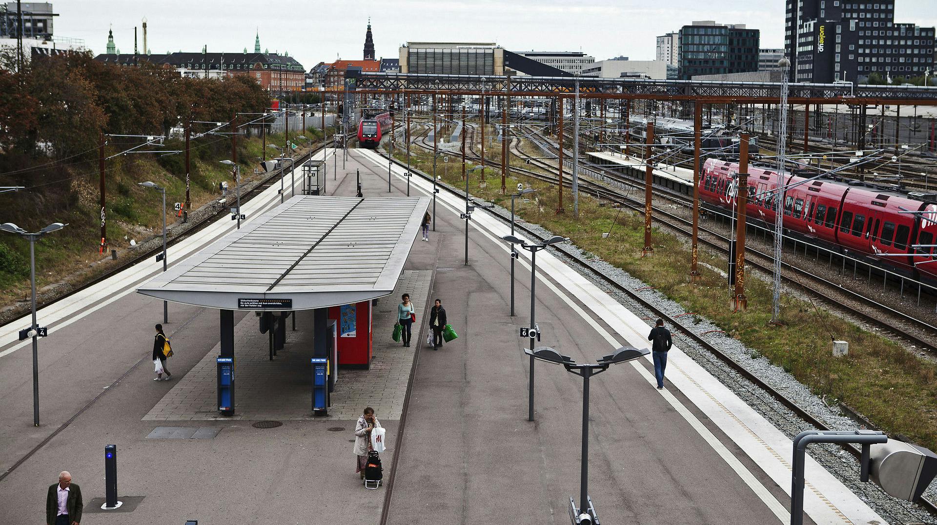 Dybbølsbro Station på Vesterbro i København var midlertidigt lukket, mens politiet efterforskede et slagsmål, hvor en 16-årig dreng blev stukket ned. (Arkivfoto).