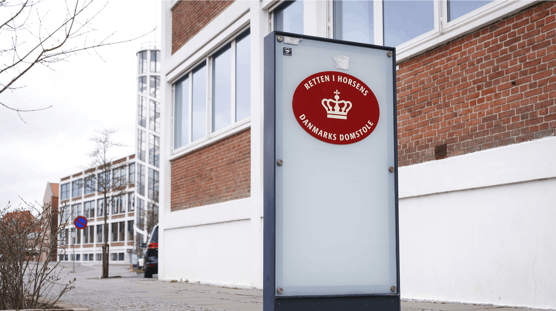 Retten i Horsens har fængslet en far, som mistænkes for at have rusket sin datter, så hun fik en hjerneskade.