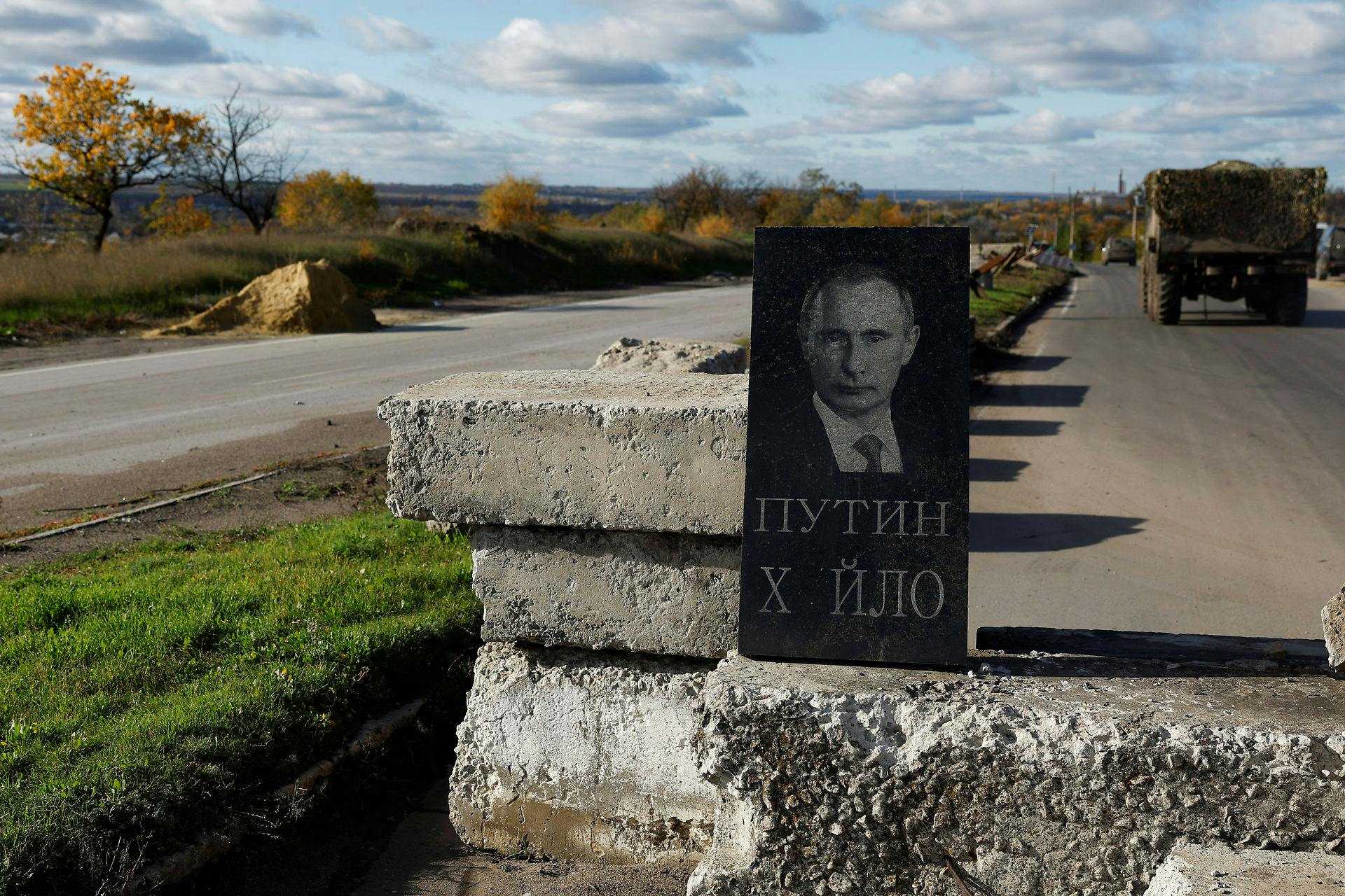 Her har ukrainere sat en gravsten op for Vladimir Putin, som de meget gerne ser under en ægte af slagsen.