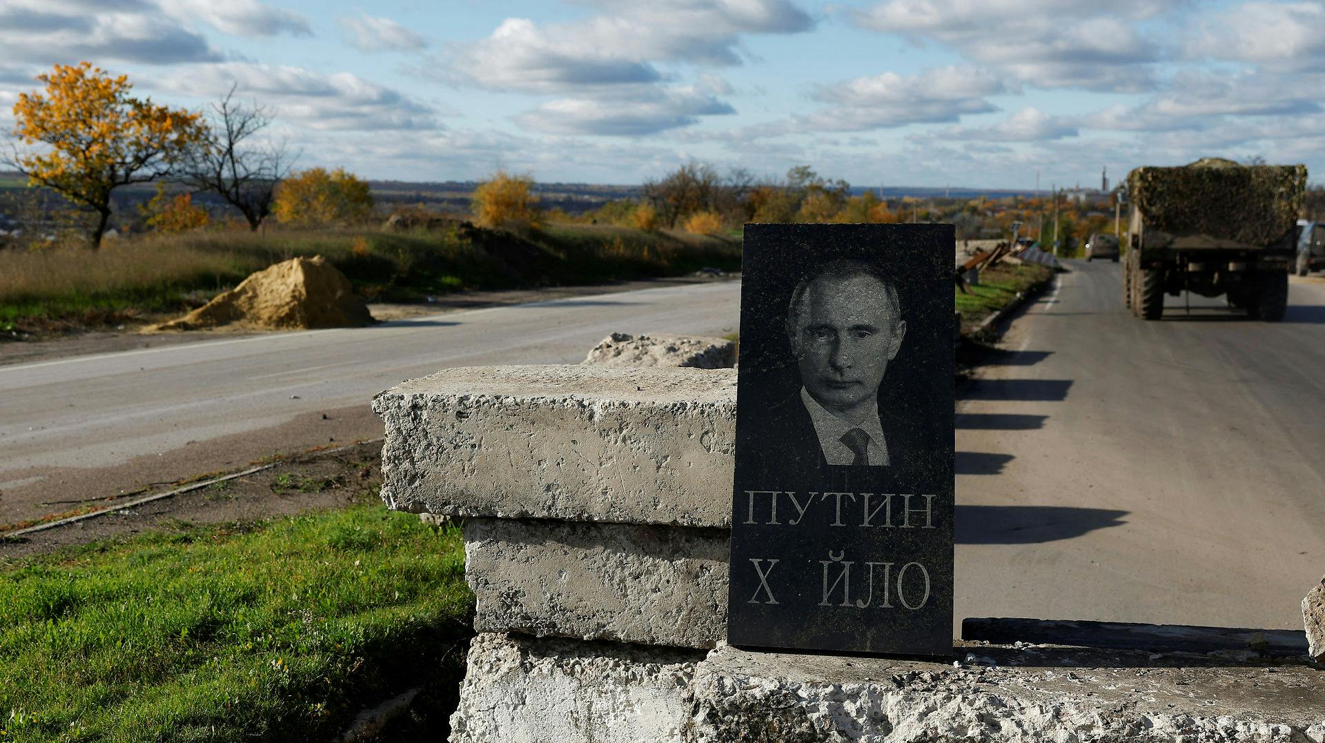 Her har ukrainere sat en gravsten op for Vladimir Putin, som de meget gerne ser under en ægte af slagsen.