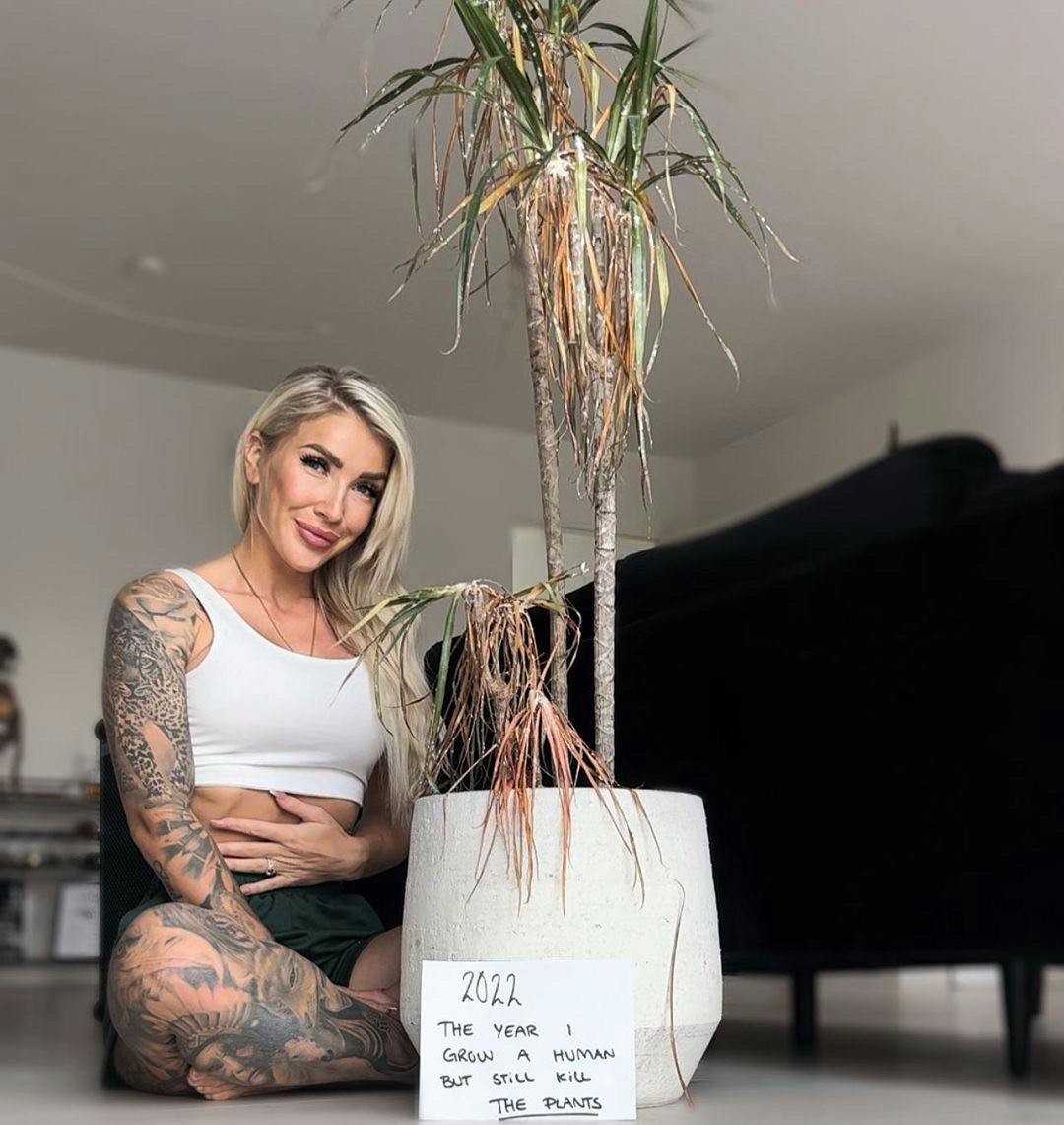 Michelle Vind viser voksende baby og døende plante frem på Instagram.
