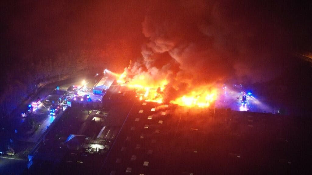 Bilkas bygning i Vejle står i flammer.