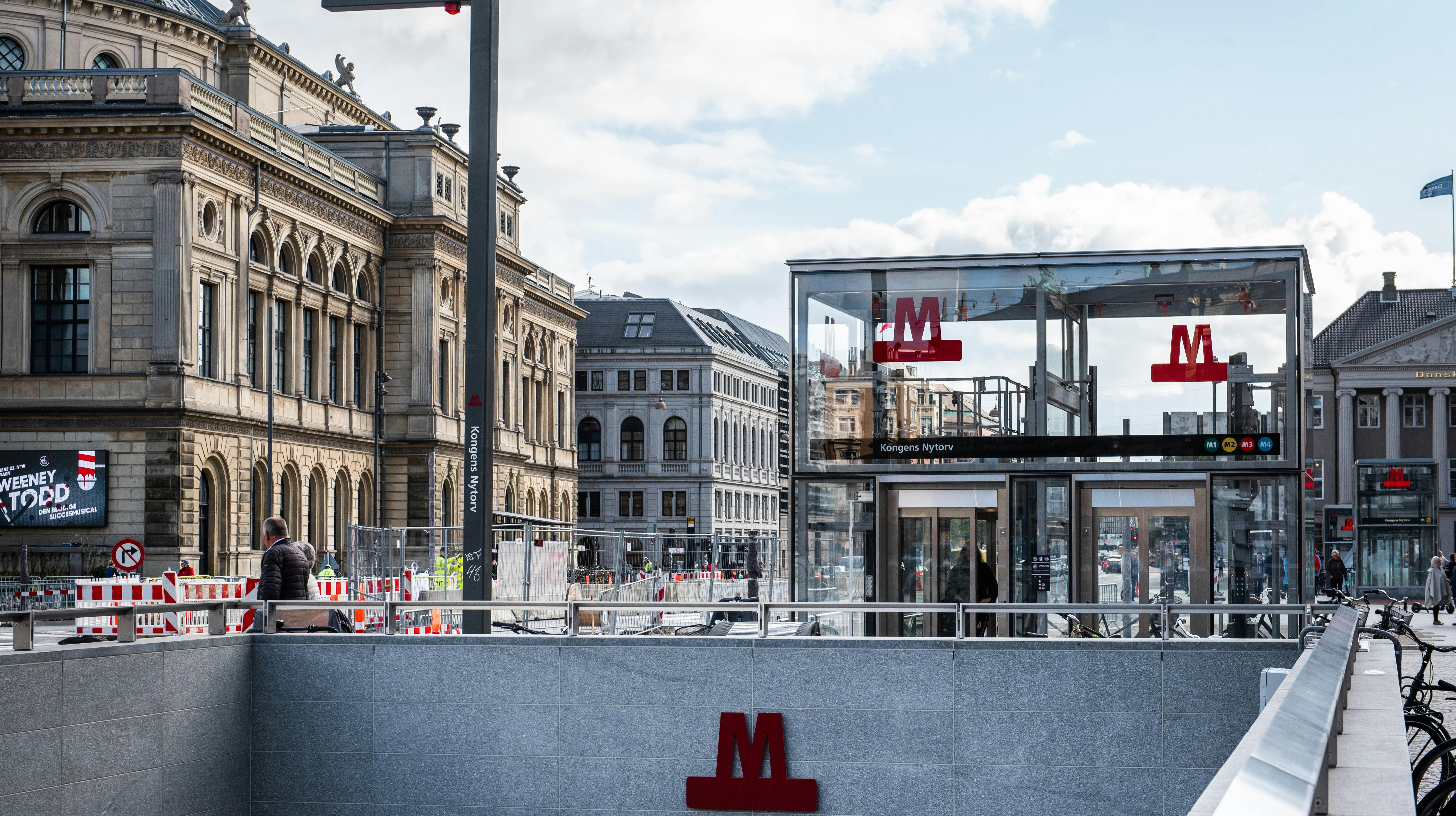 Det var her på metrostationen Kongens Nytorv i hjertet af København, kvinden blev set med luftgeværet og siden anholdt af politiet. 